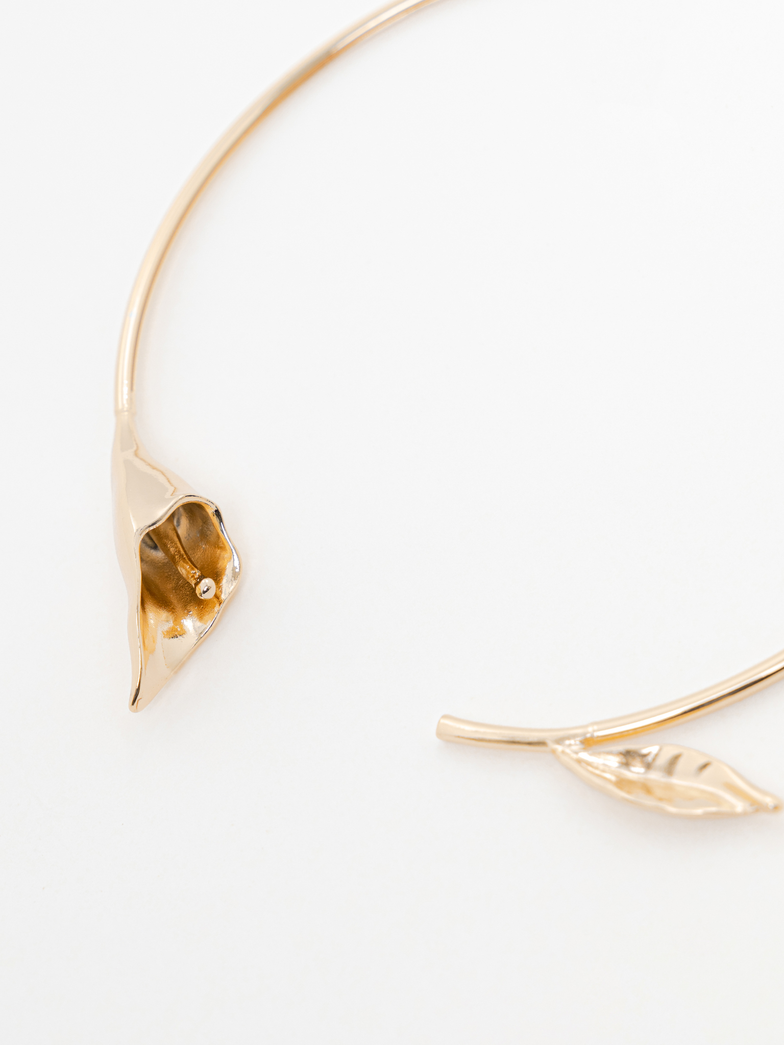 عقد على شكل زهرة من المعدن الأملس