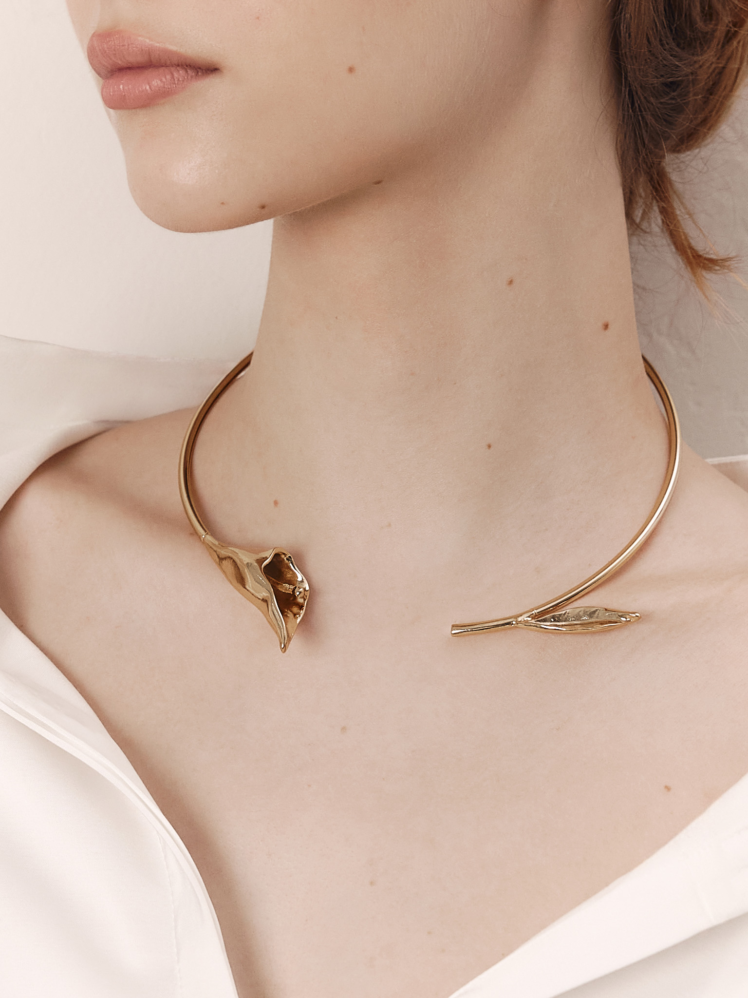 عقد على شكل زهرة من المعدن الأملس