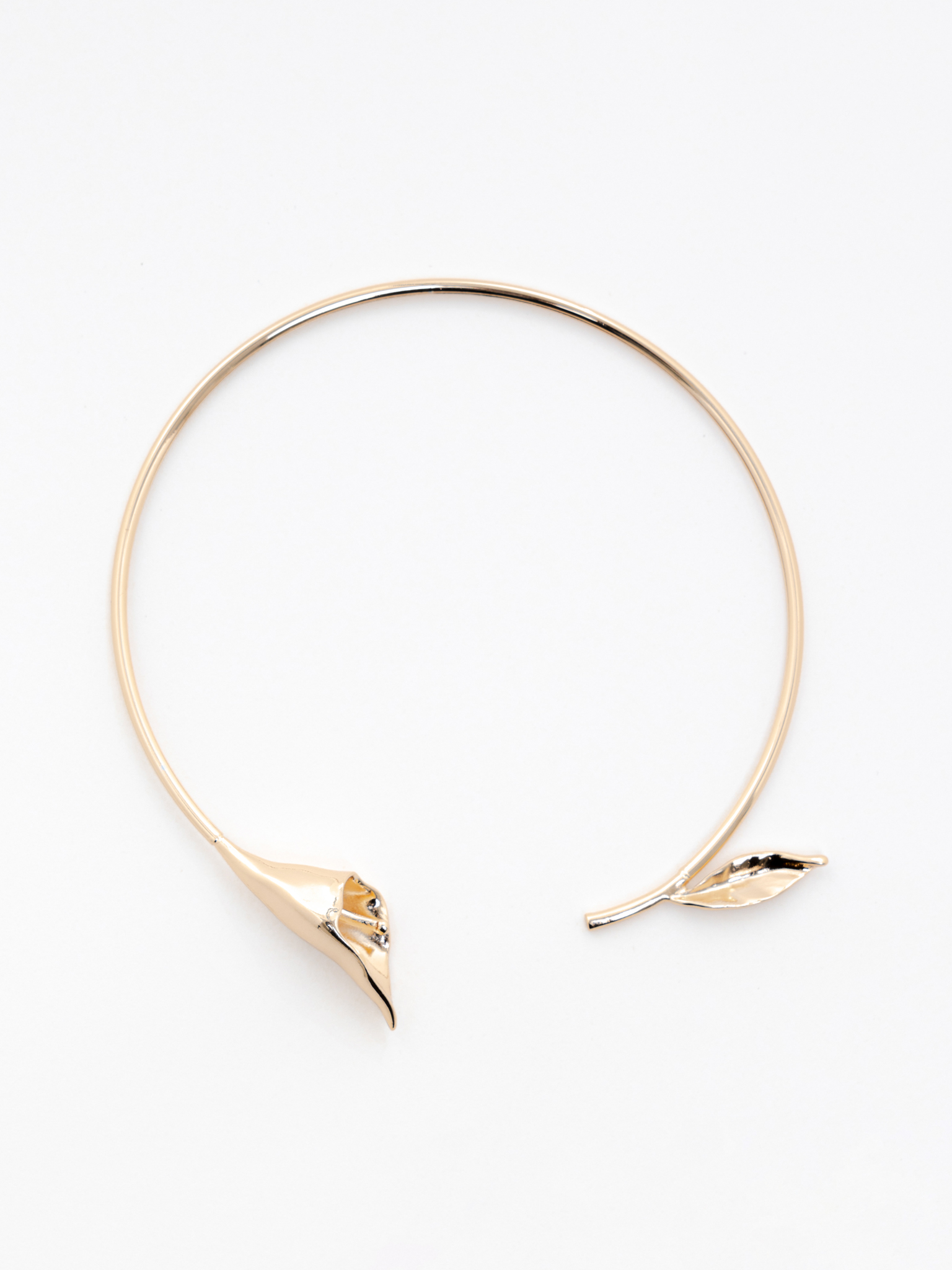 عقد على شكل زهرة من المعدن الأملس