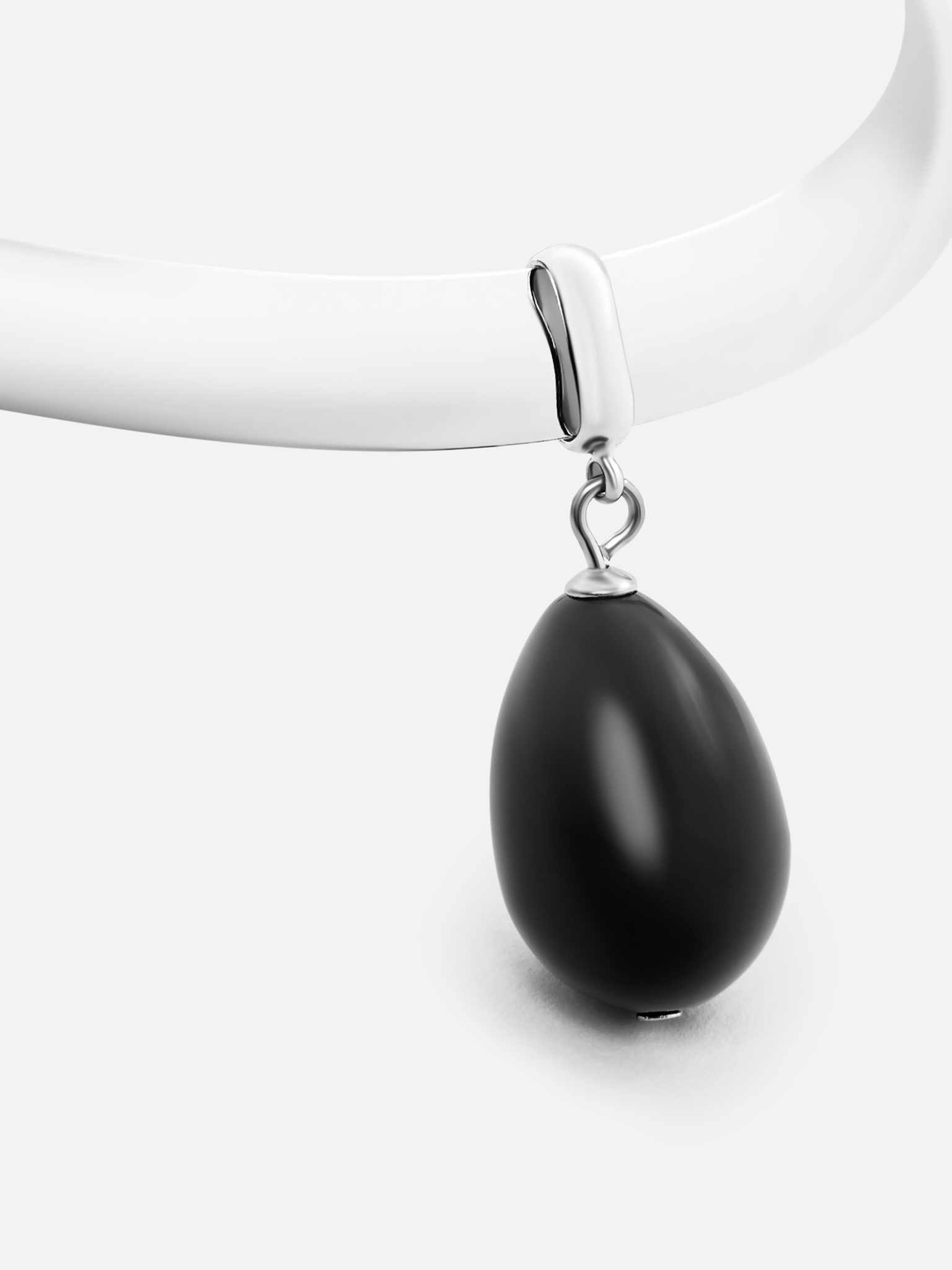 عقد صلب مع قلادة كبيرة مزخرفة