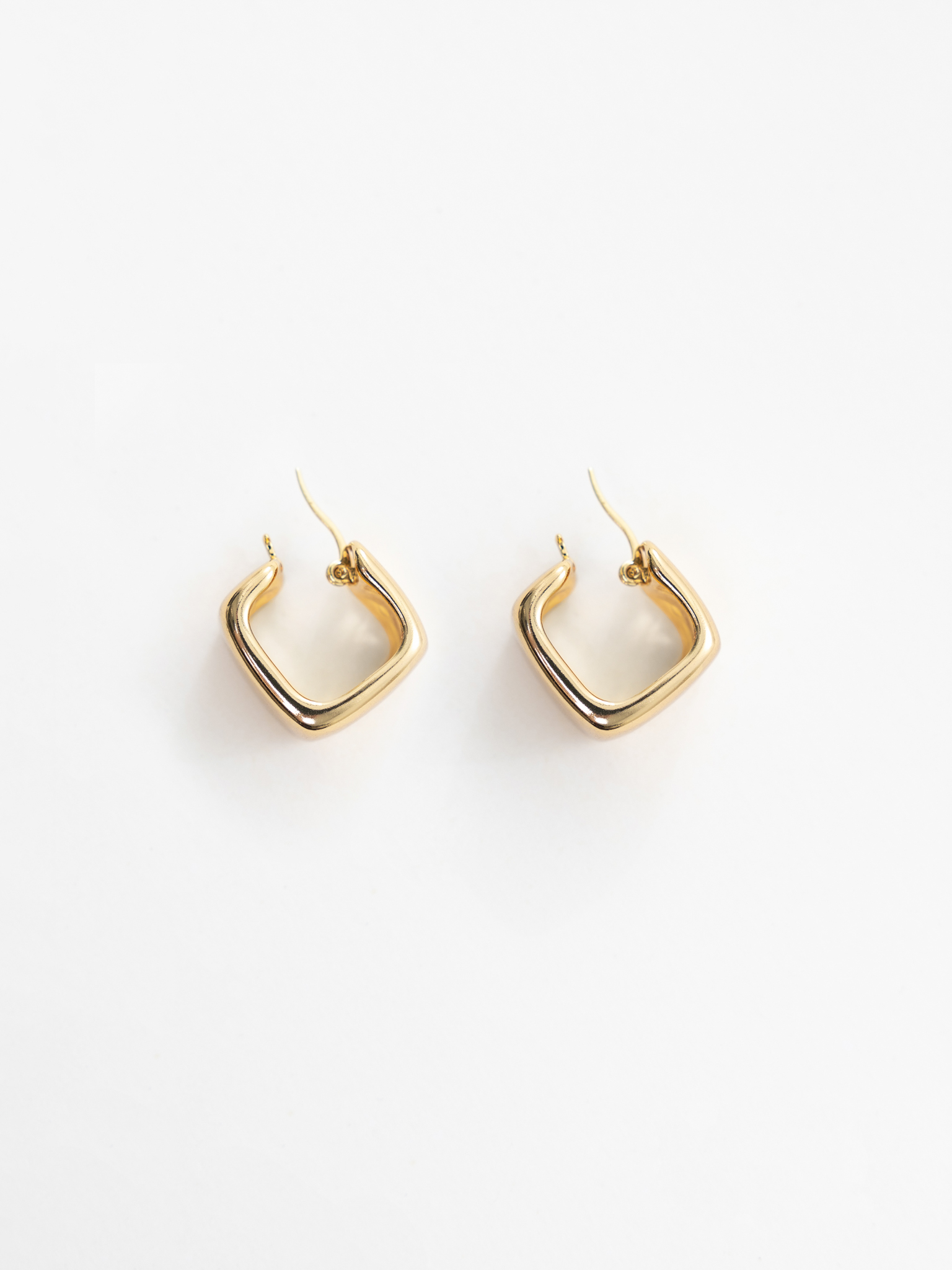 Square-shaped earrings in smooth metal