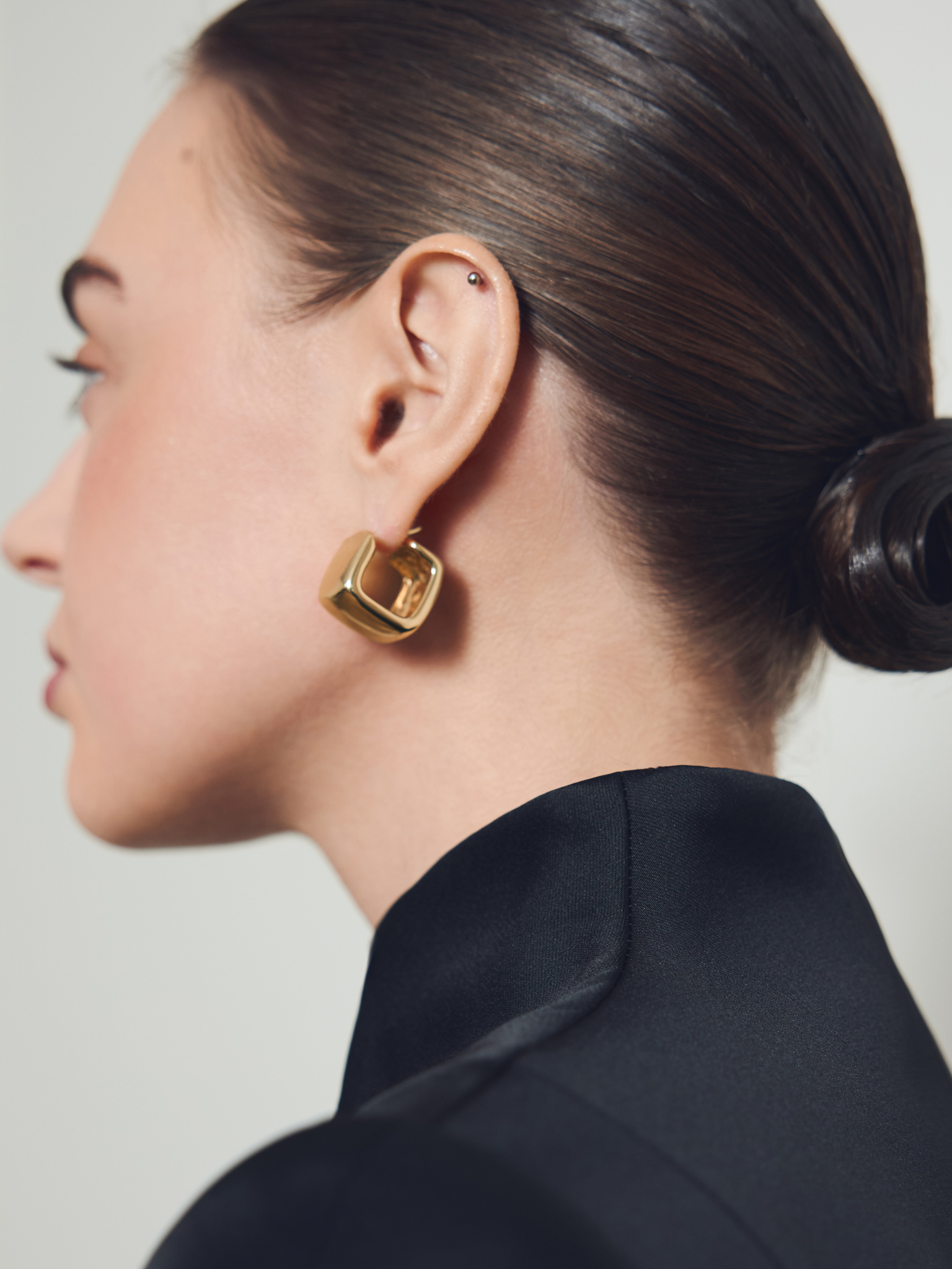 Square-shaped earrings in smooth metal