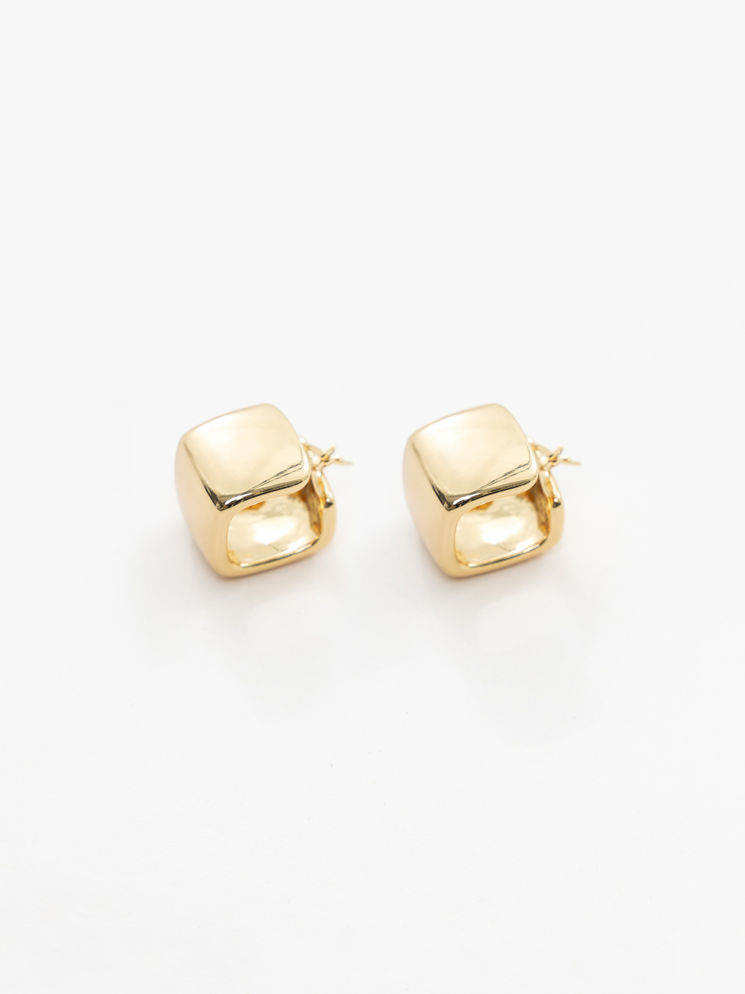 Square-shaped earrings in smooth metal