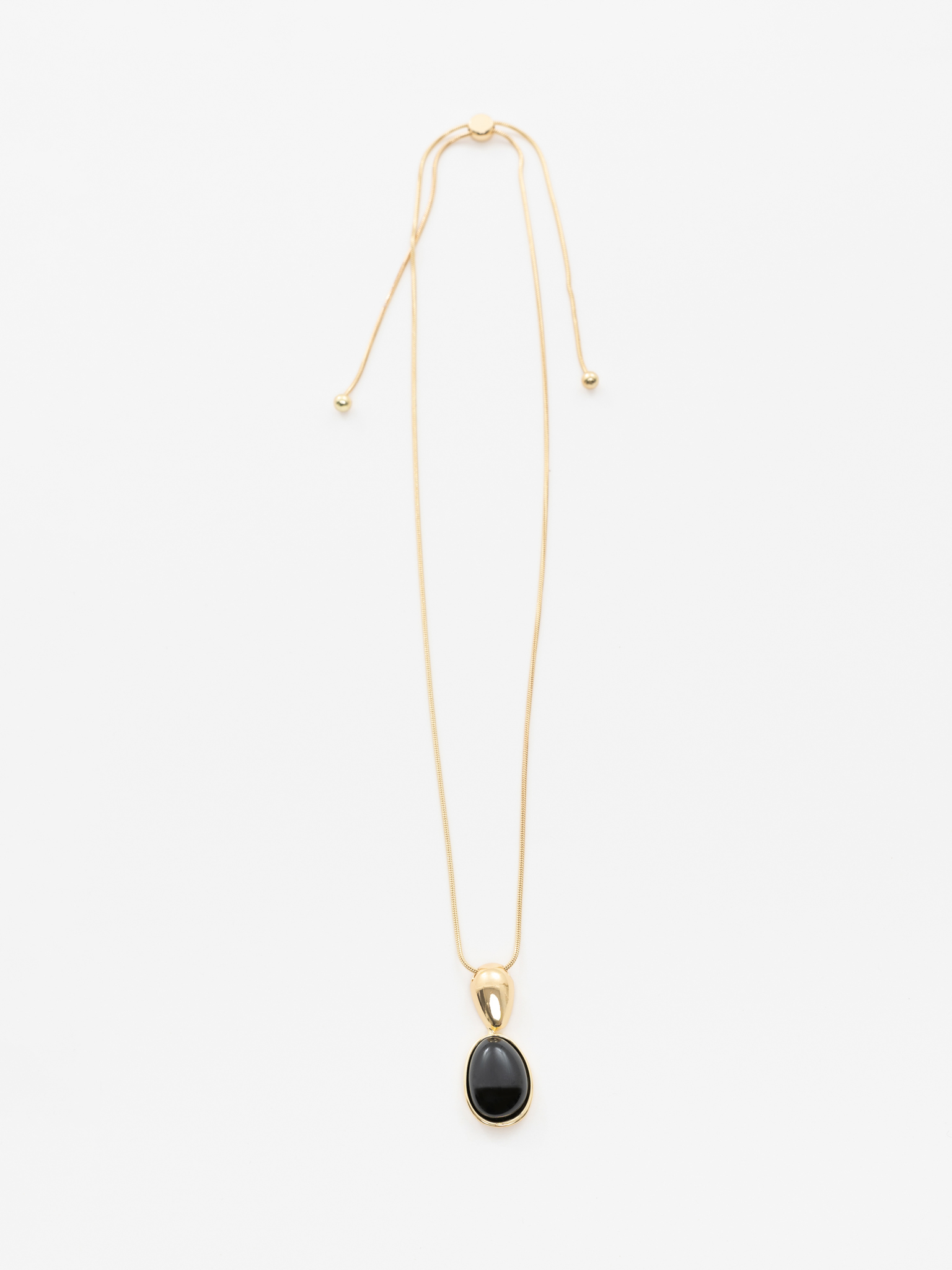 Slim chain with contrasting pendant