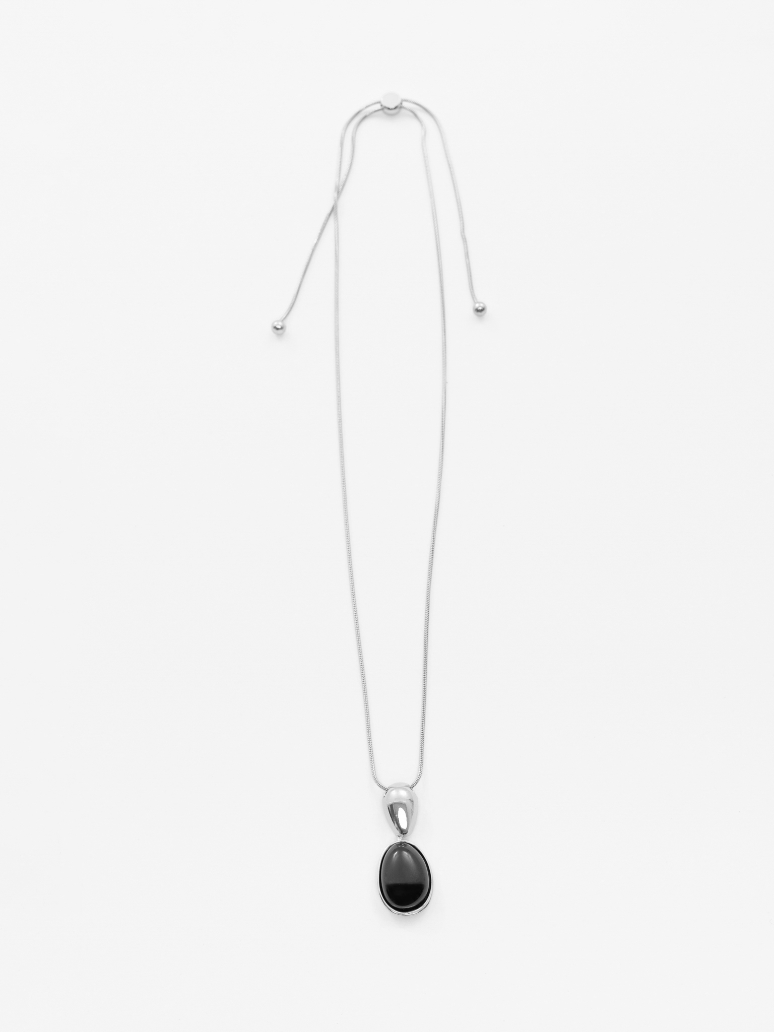 Slim chain with contrasting pendant