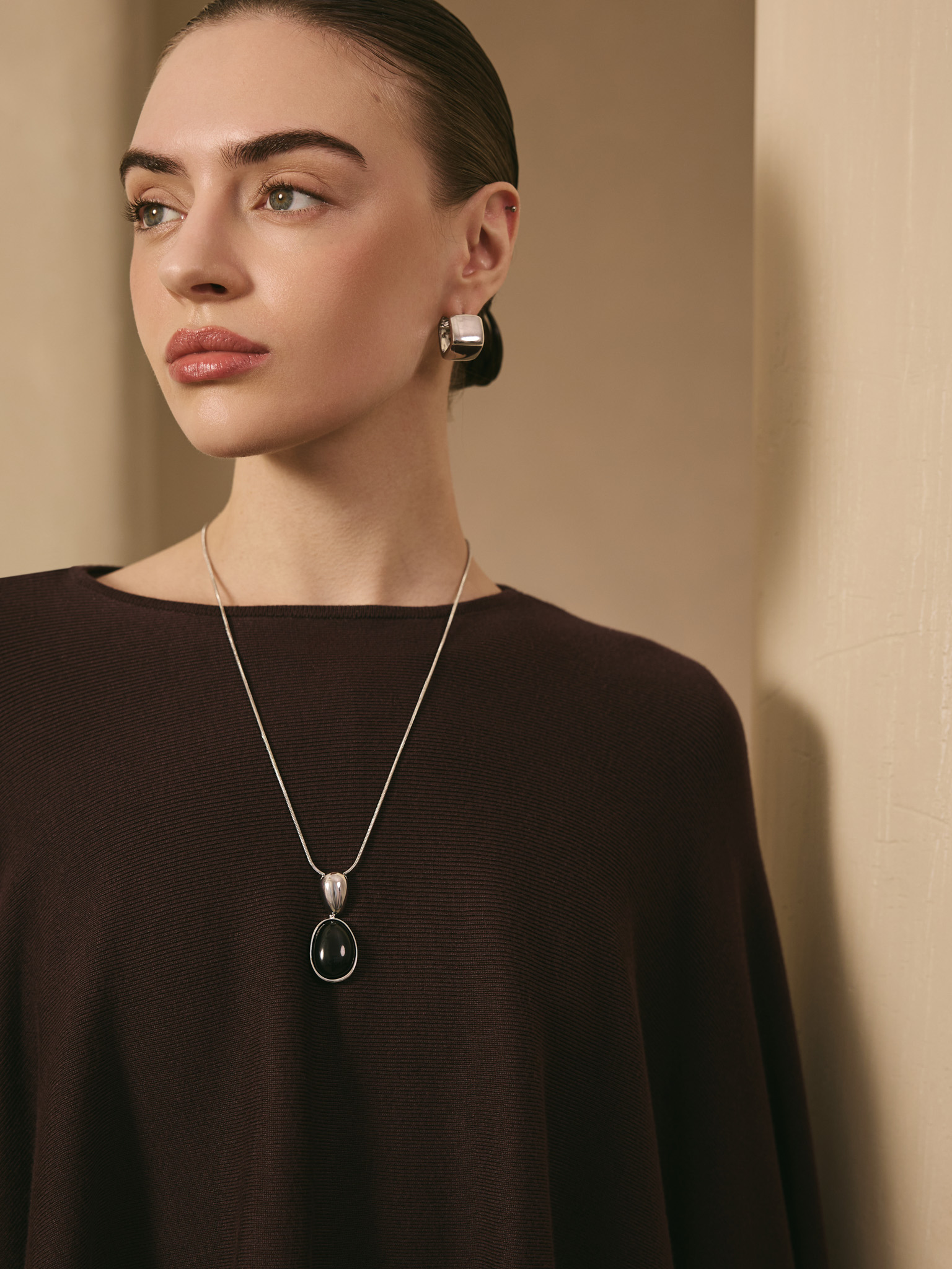 Delikatny łańcuszek z kontrastowym wisiorkiem