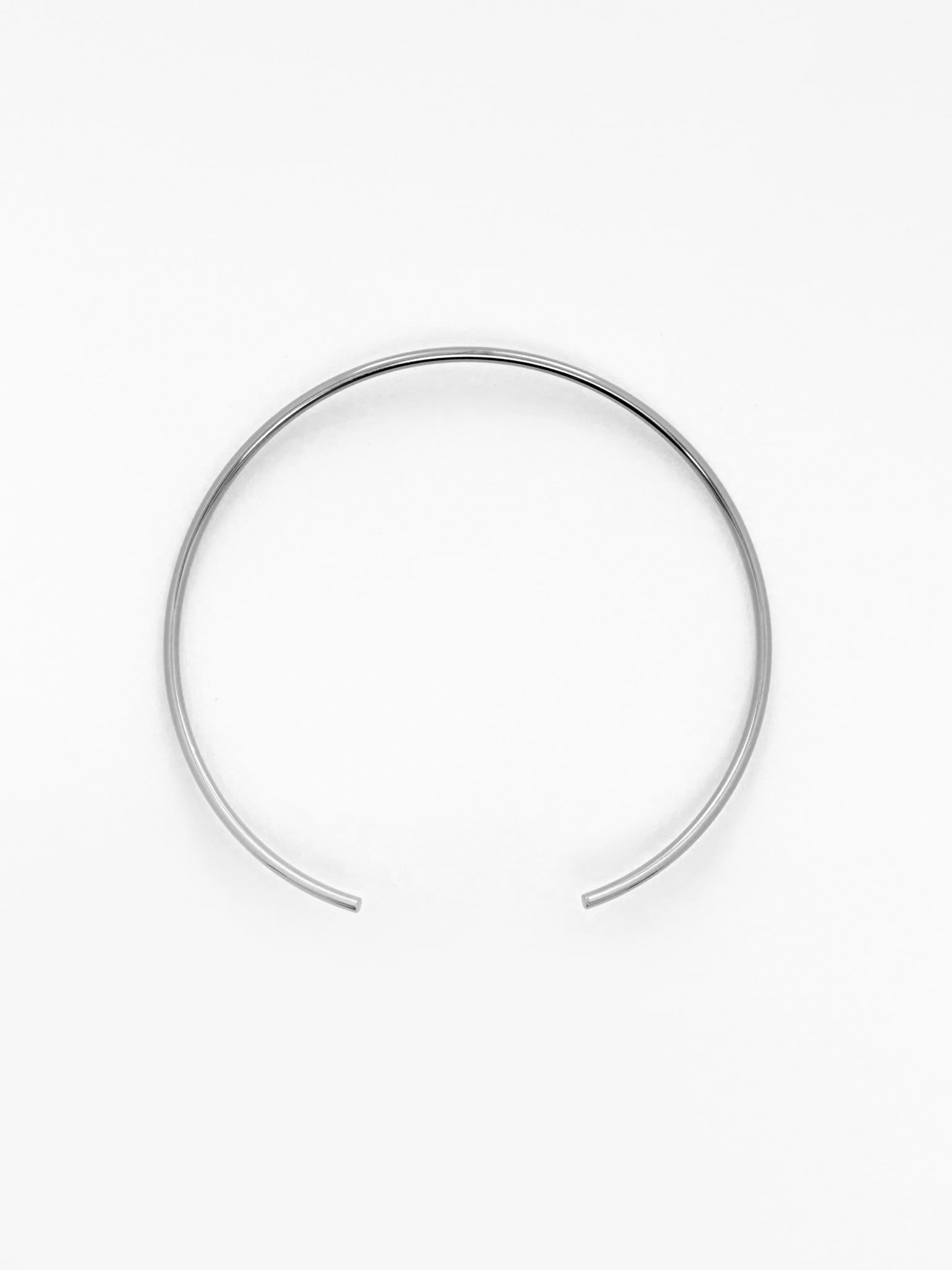 قلادة دائرية من المعدن الأملس