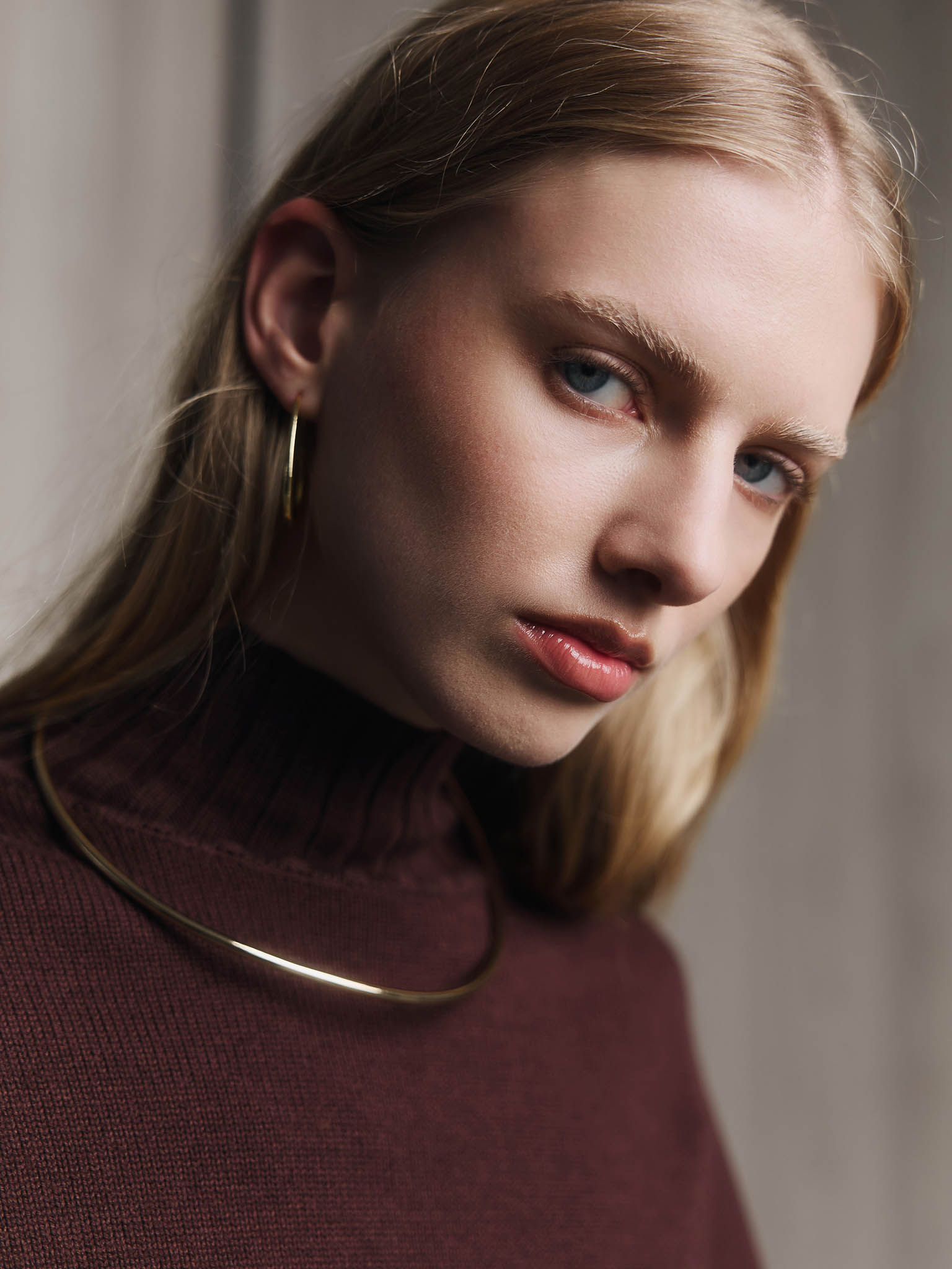 قلادة دائرية من المعدن الأملس