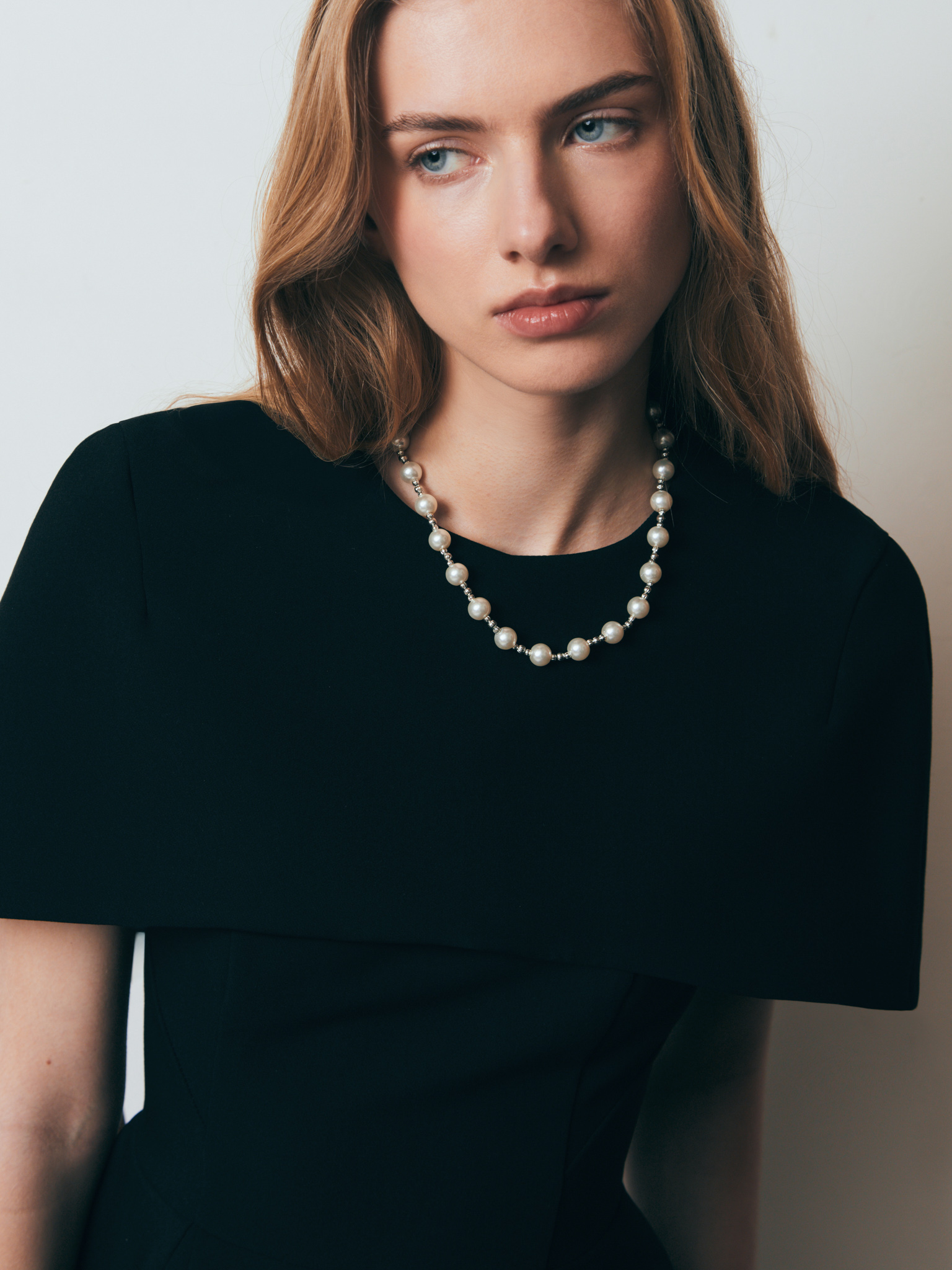 Колье из серебристых бусин и жемчуга