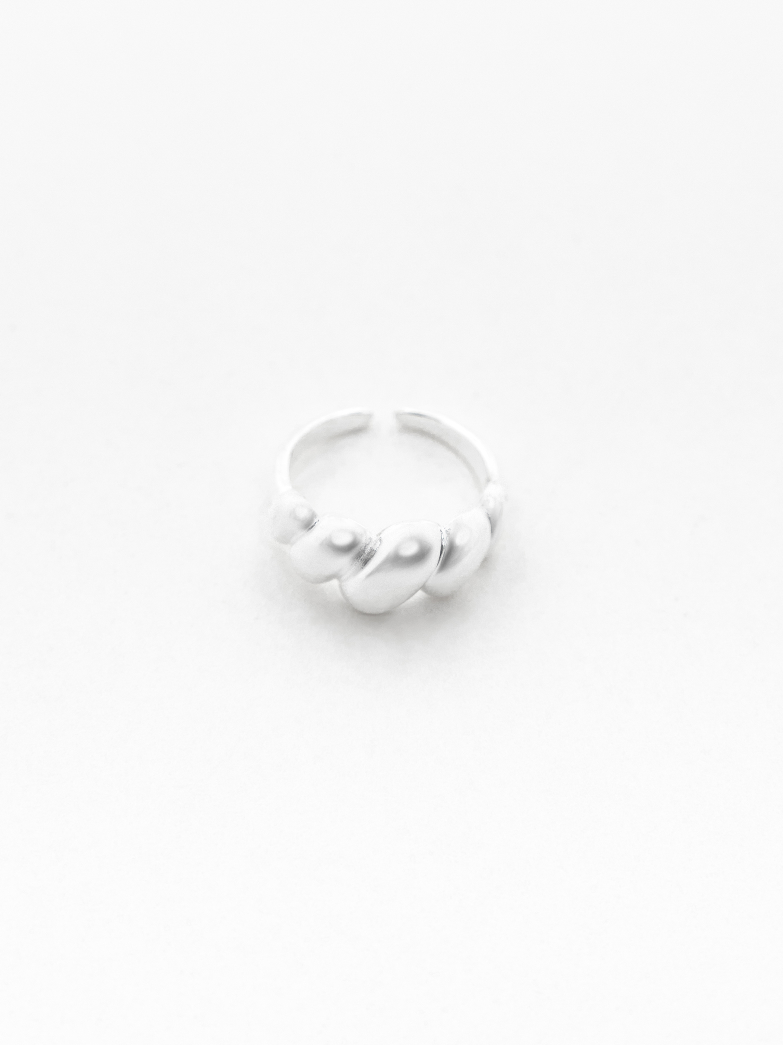 Витое кольцо из гладкого металла