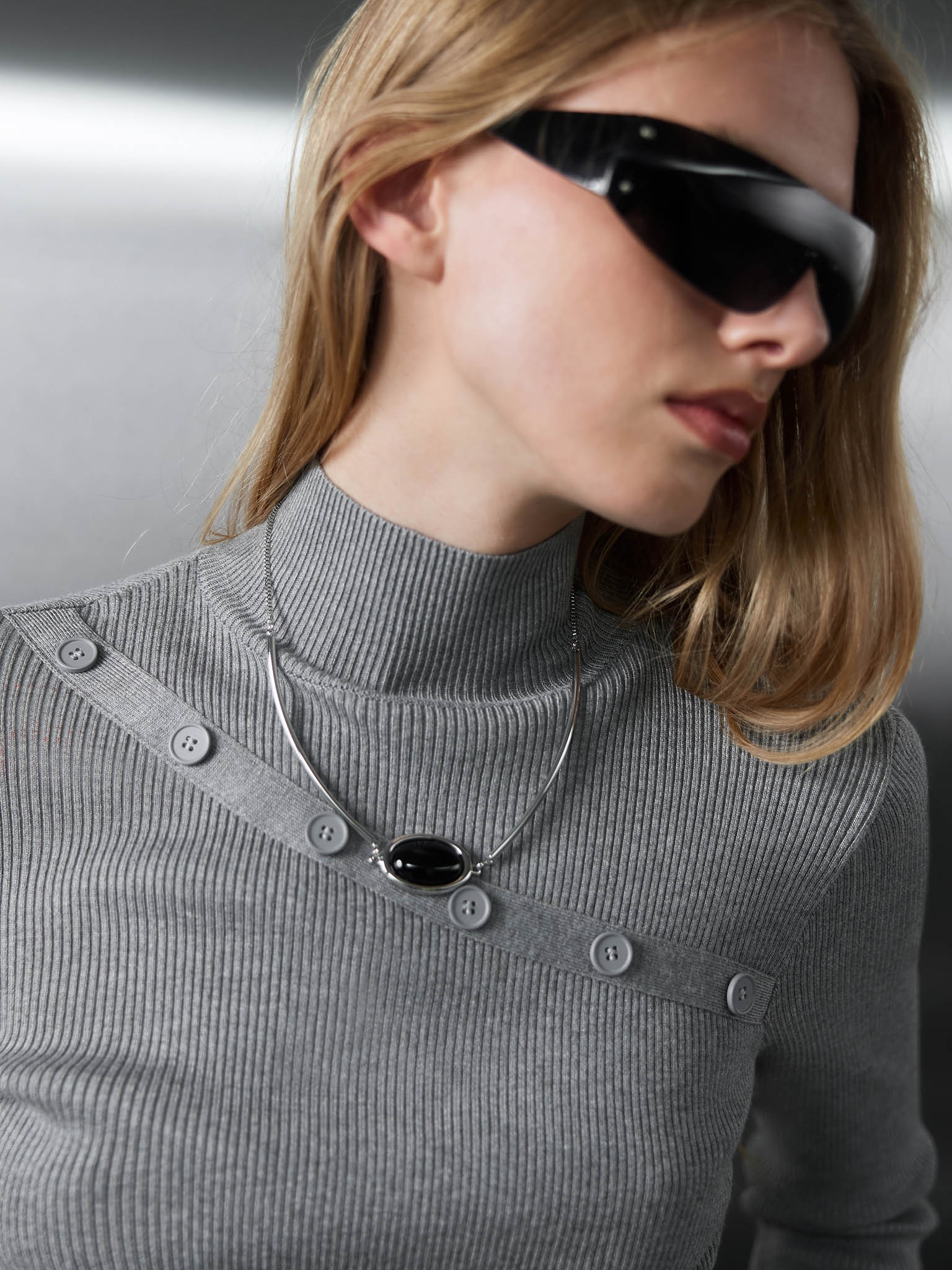 قلادة معدنية ناعمة بتفاصيل بيضاوية ضخمة