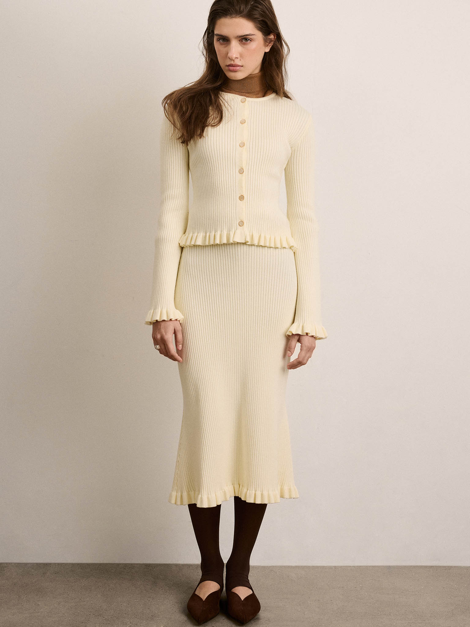 Трикотажная юбка миди в рубчик с оборками