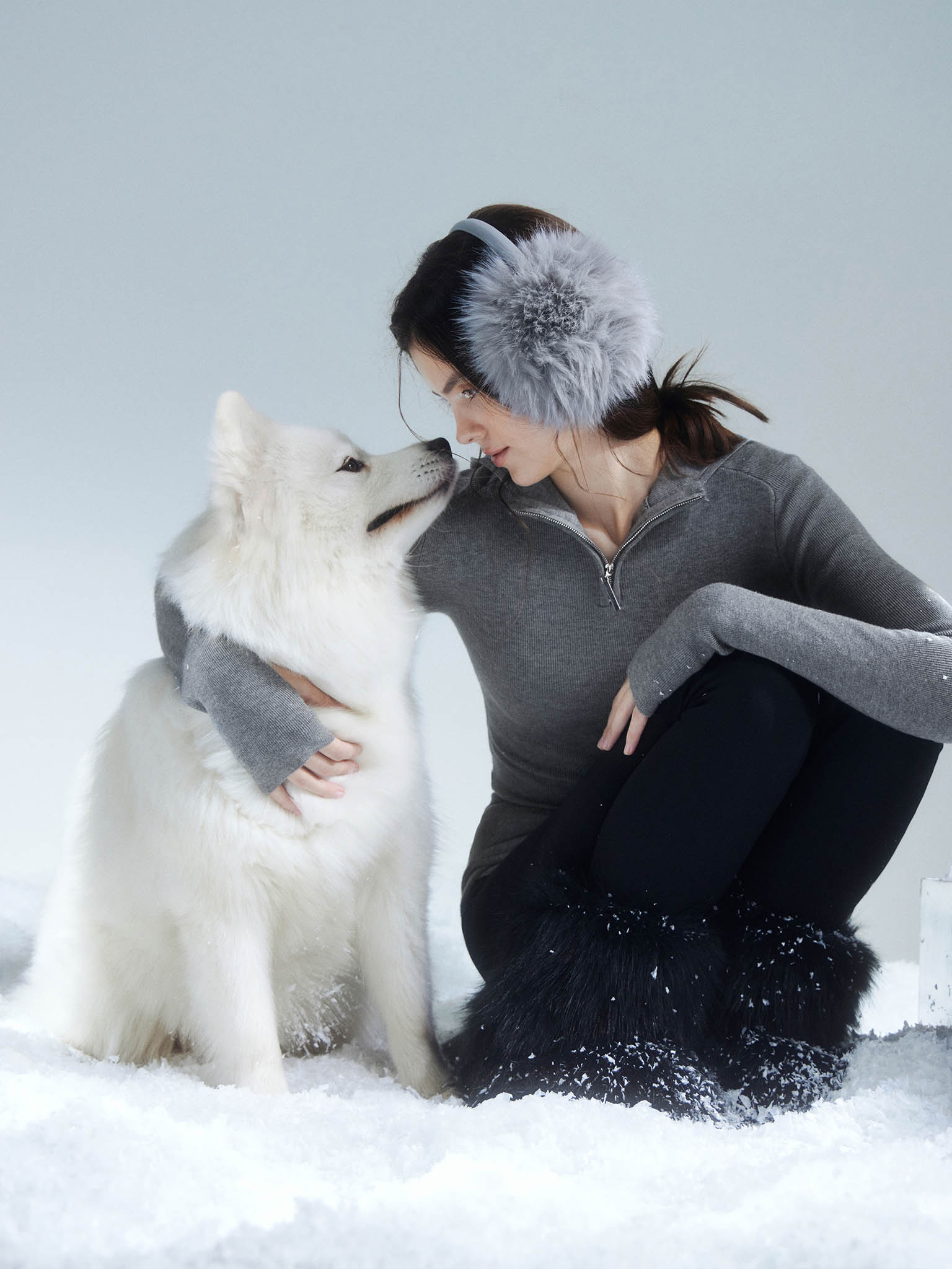 Fitted hoodie with zip fastening at the collar