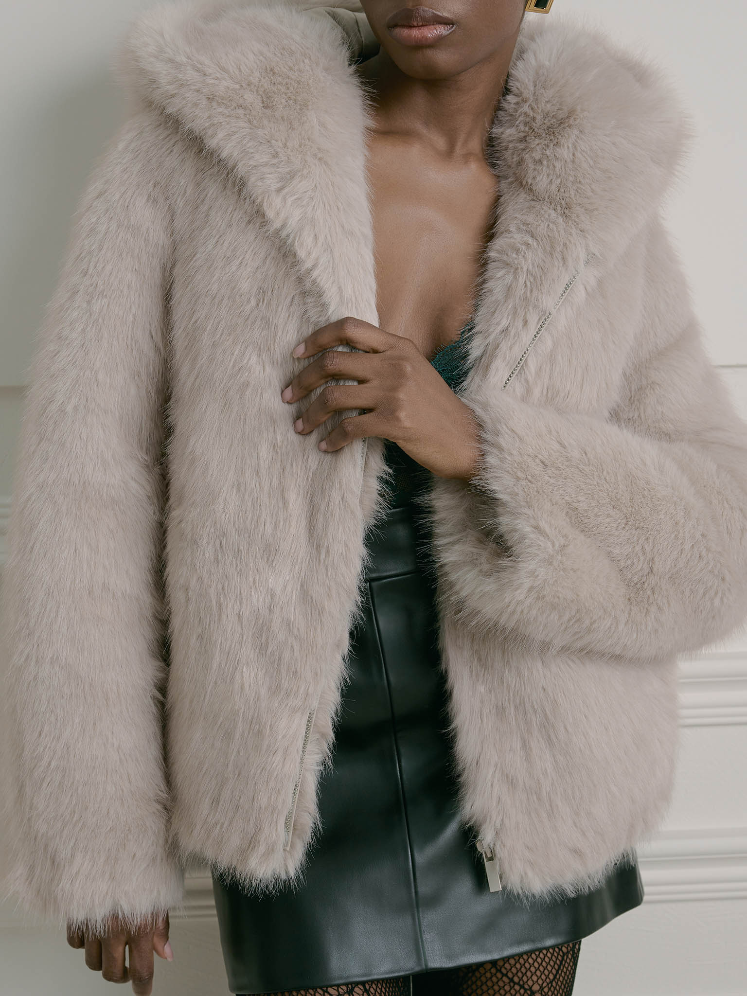 Kurzer Mantel aus Eco-Pelz mit Reißverschluss und Kapuze