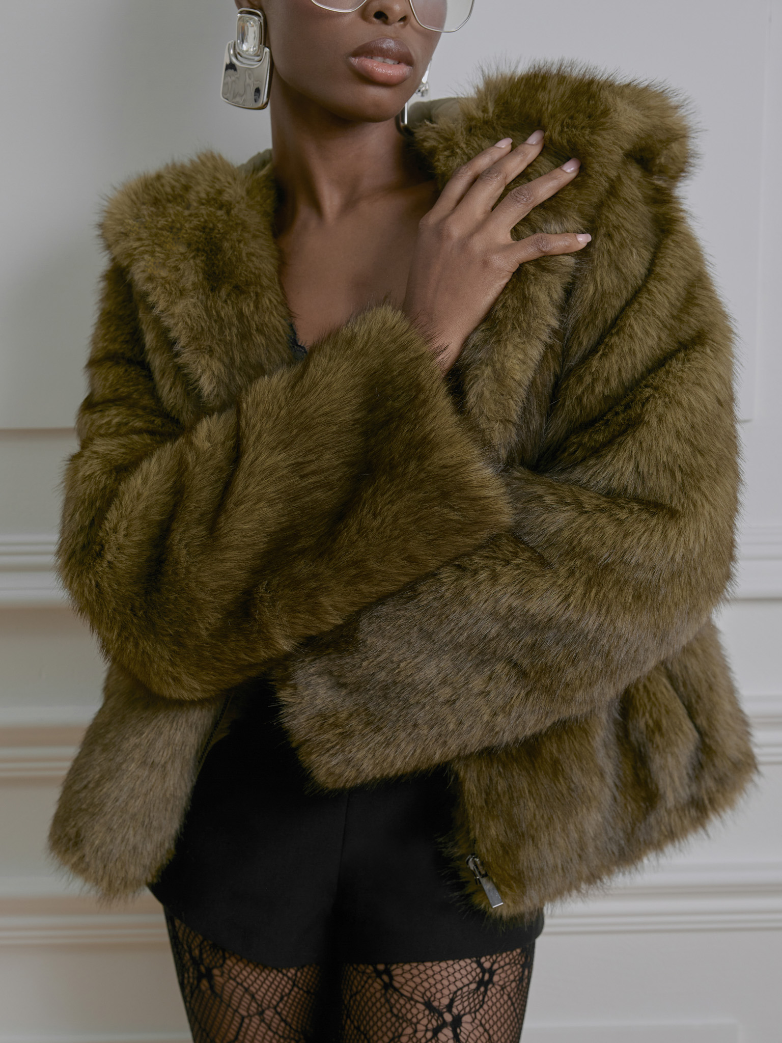 Kurzer Mantel aus Eco-Pelz mit Reißverschluss und Kapuze