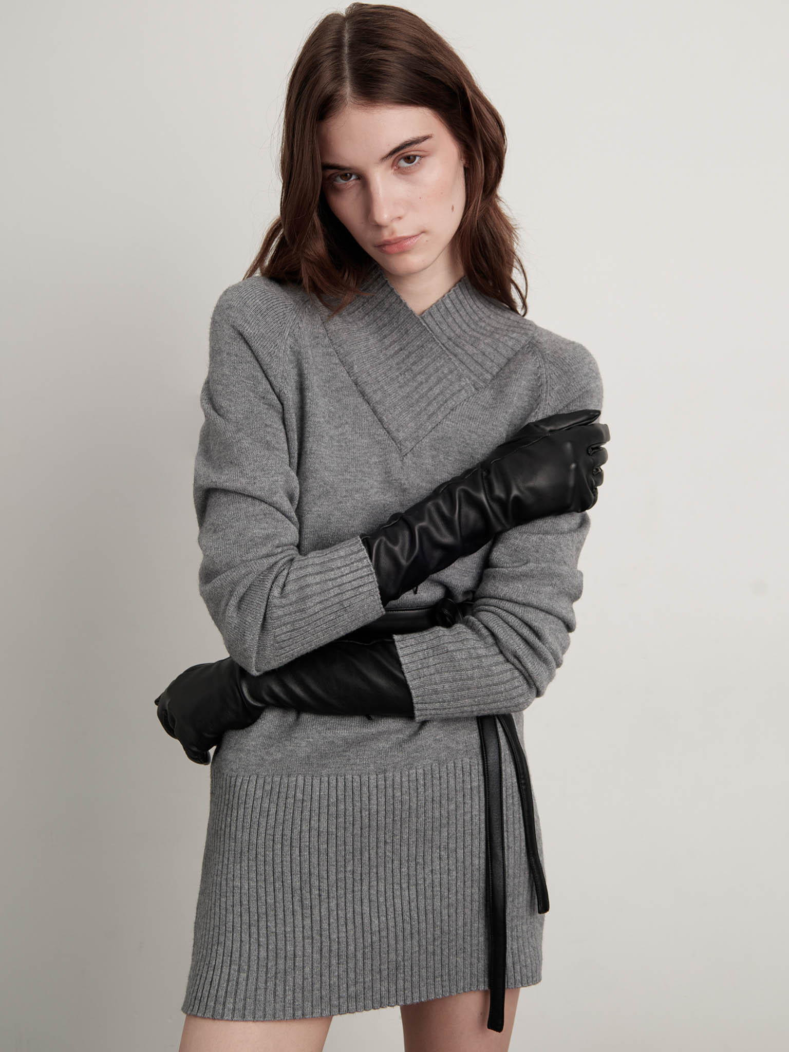 Платье мини из вязаного трикотажа с деталями в рубчик