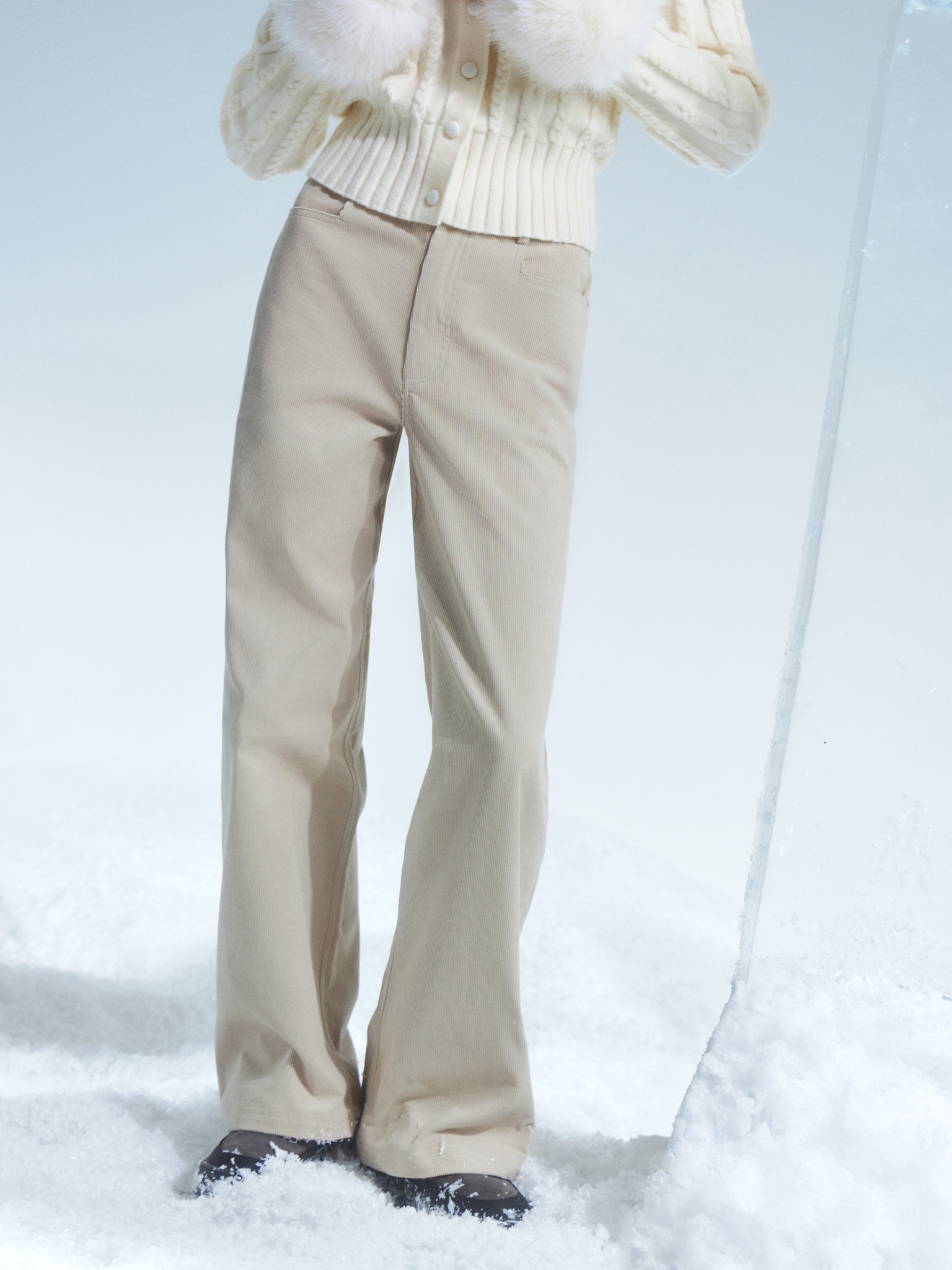 Loose-fitting corduroy trousers