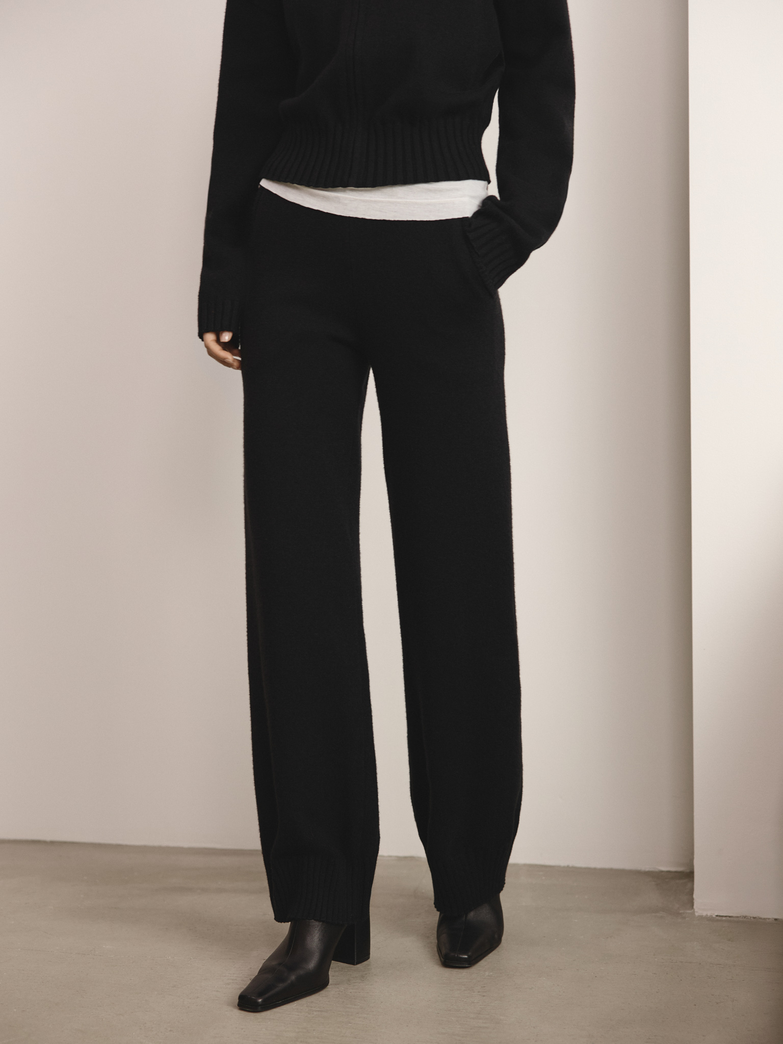 Loose-fitting smooth knitted trousers