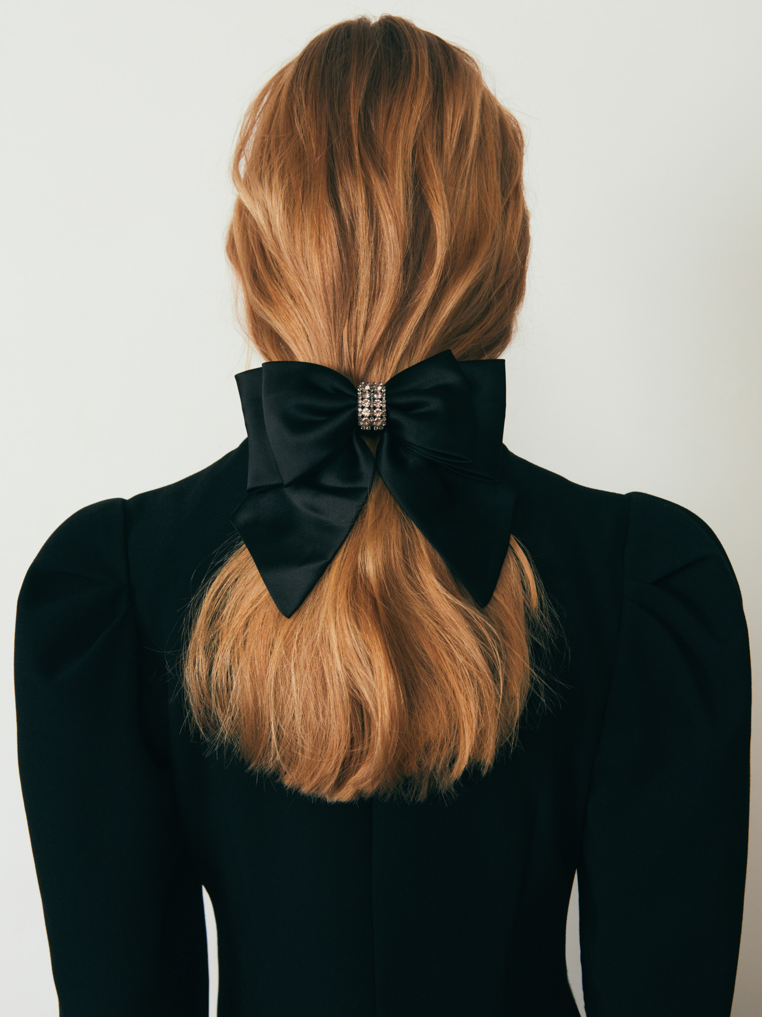 Бант для волос со стразами по центру