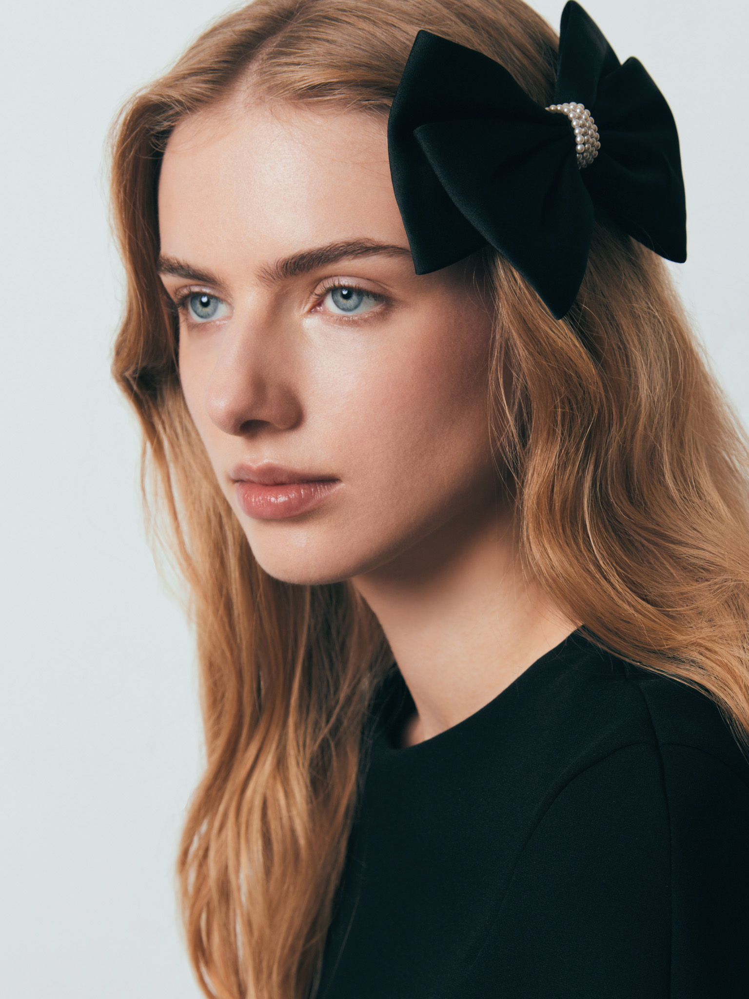 Бант для волос с жемчужным декором