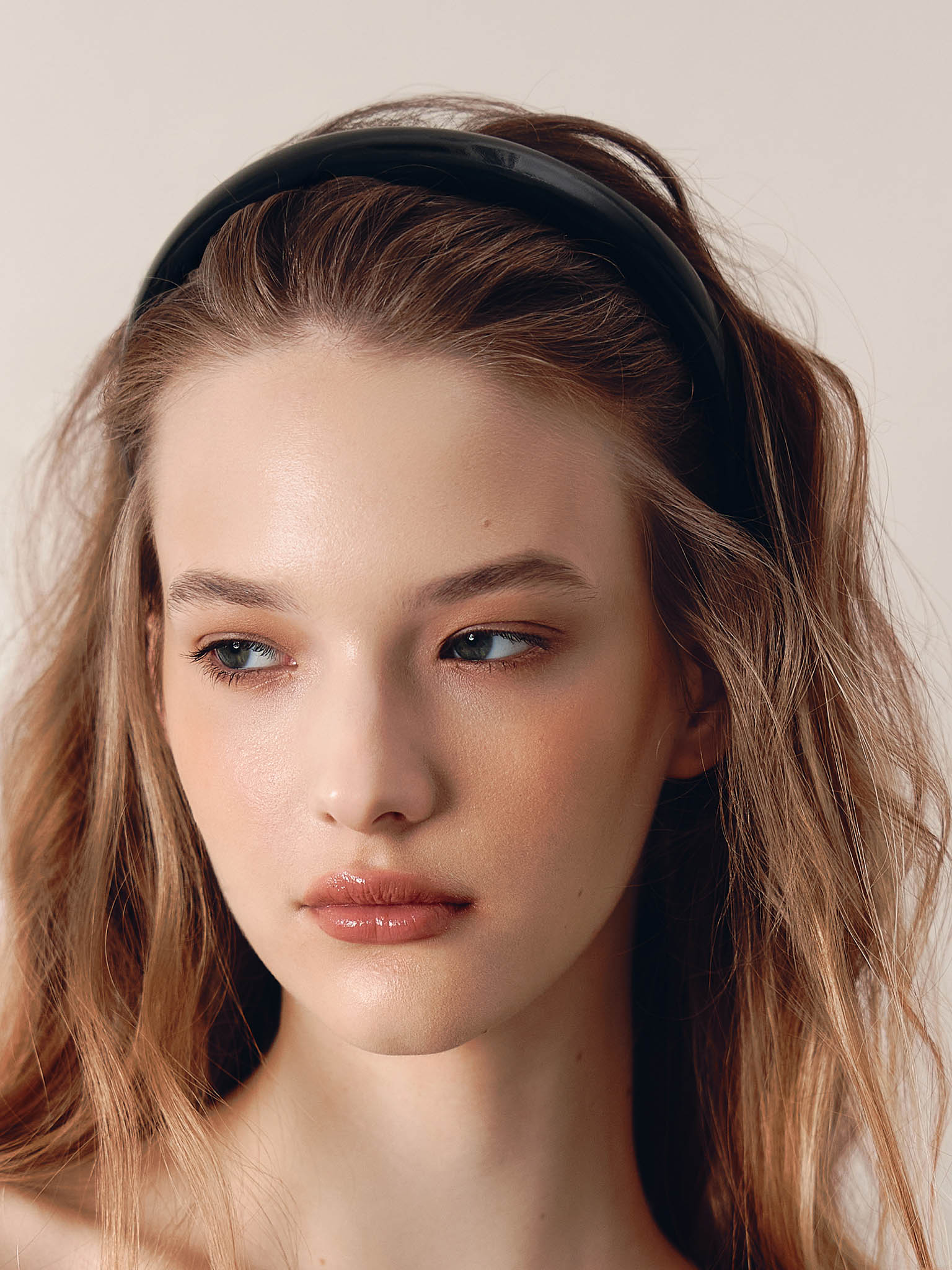 Обруч для волос из лаковой экокожи