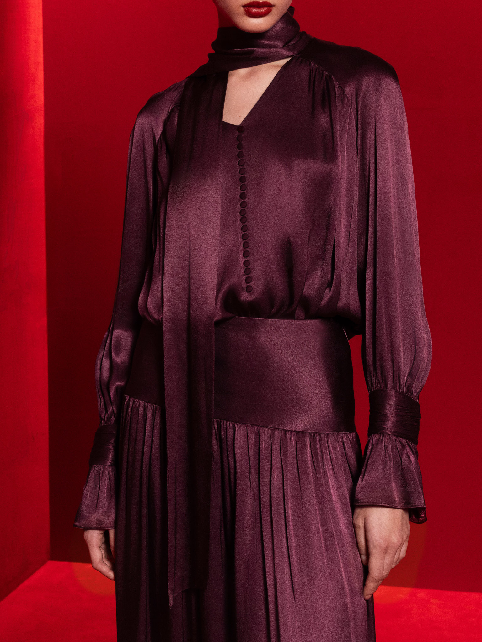 Блуза из вискозы с шарфом-лентой в тон