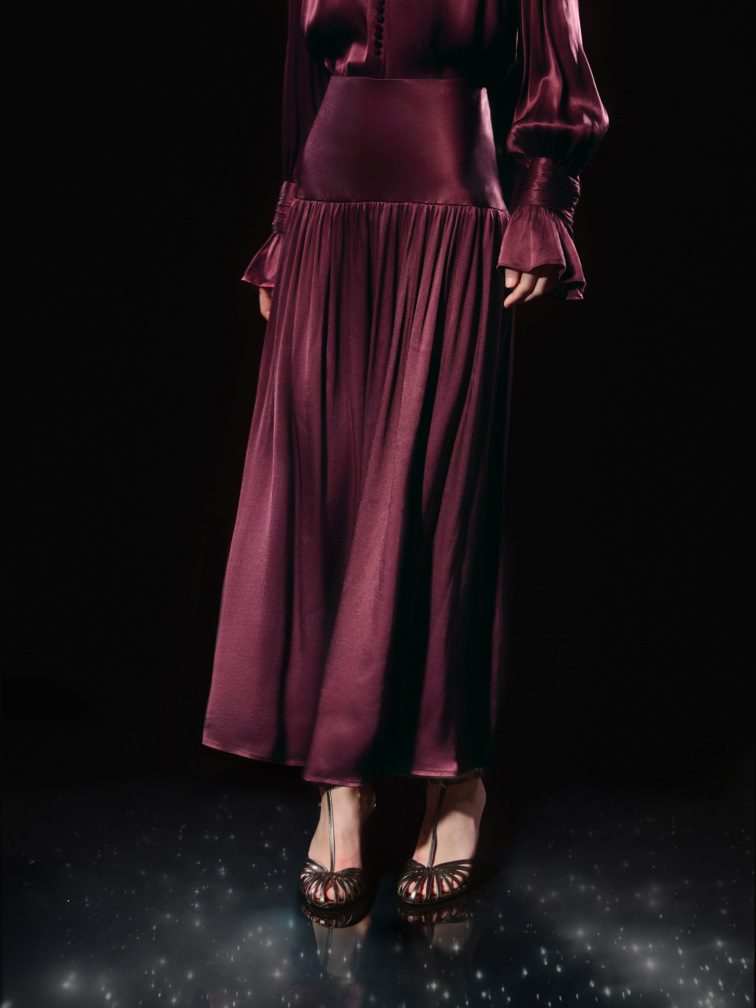 Viscose midi skirt with pleats at the hips