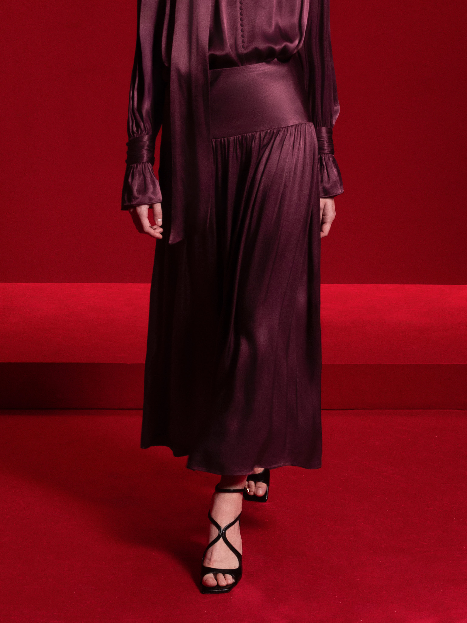 Юбка миди из вискозы со складками на бедрах