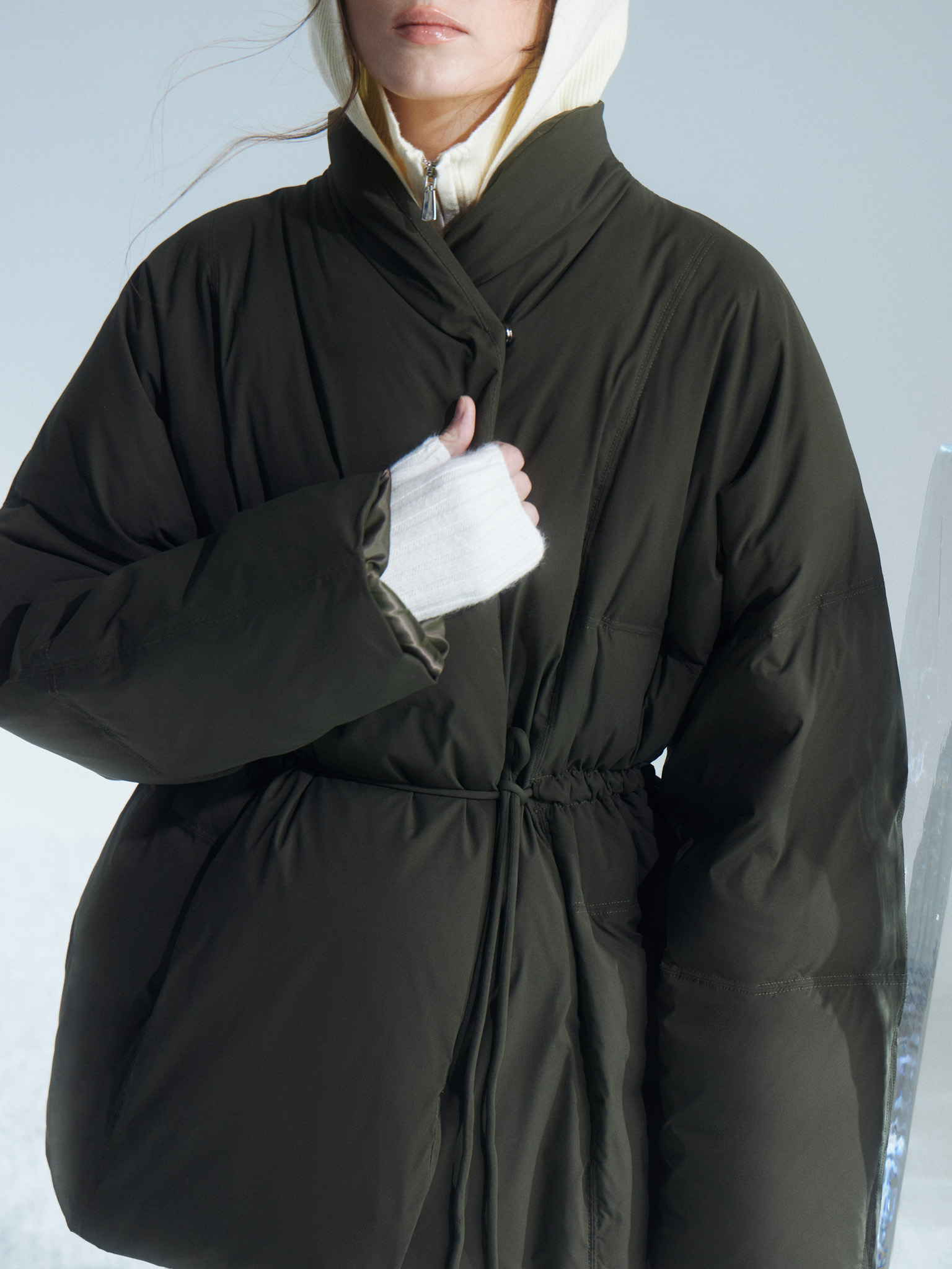 Короткий пуховик на запах с завязками на талии