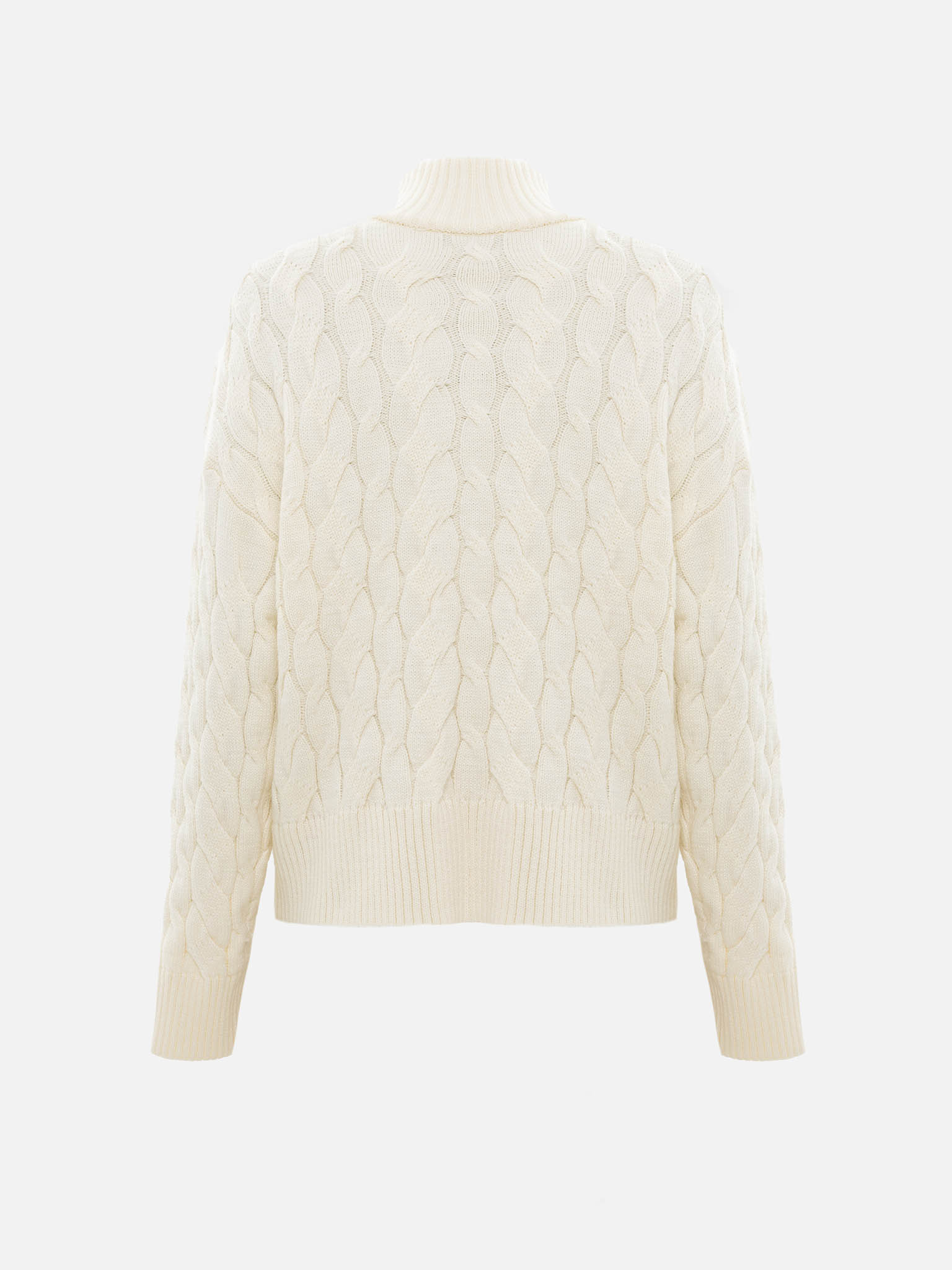 Свитер вязки косами с каплевидным вырезом