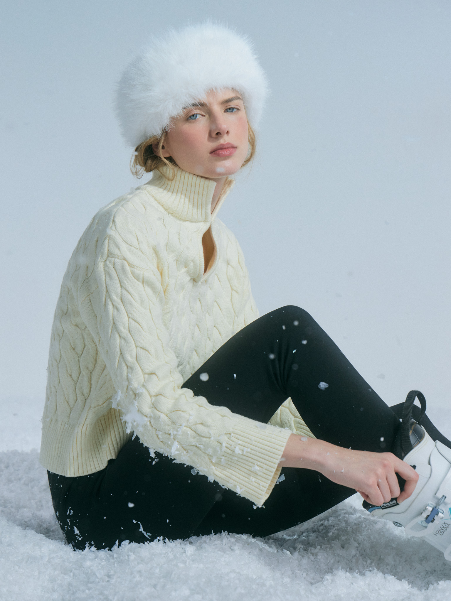 Свитер вязки косами с каплевидным вырезом