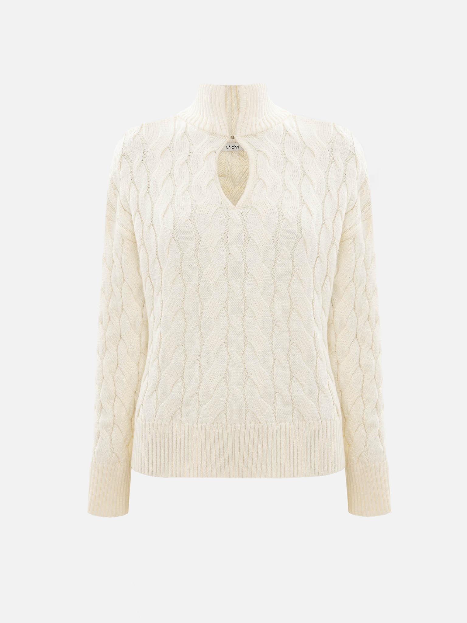 Свитер вязки косами с каплевидным вырезом