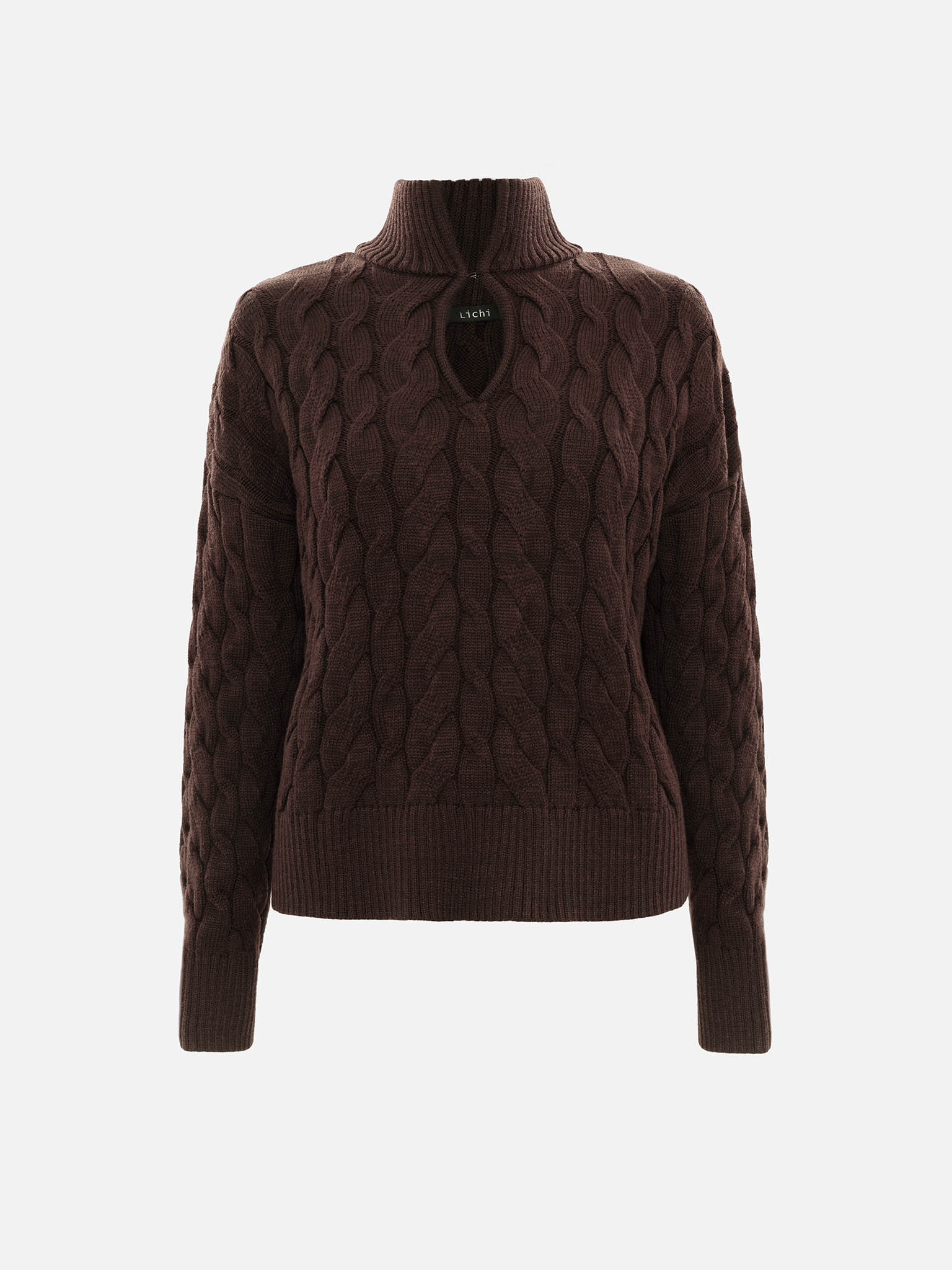 Свитер вязки косами с каплевидным вырезом