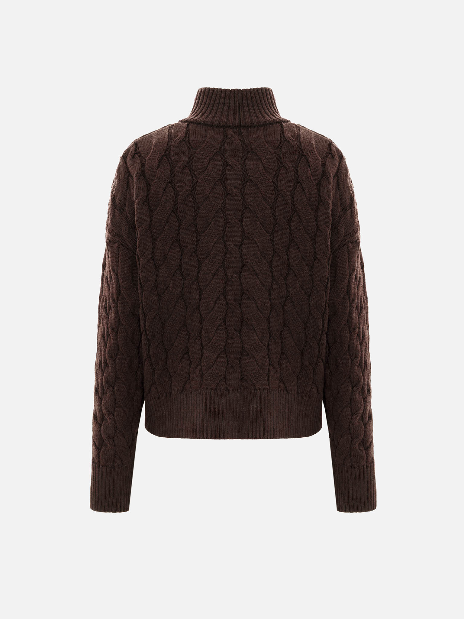 Свитер вязки косами с каплевидным вырезом