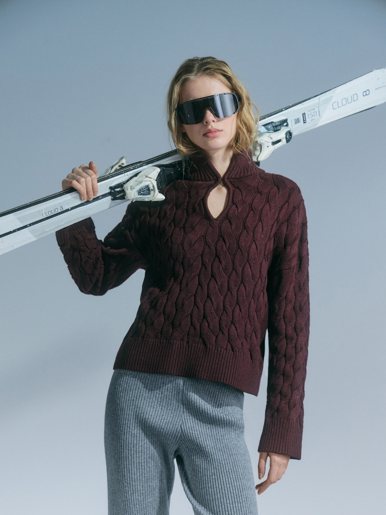 Свитер вязки косами с каплевидным вырезом