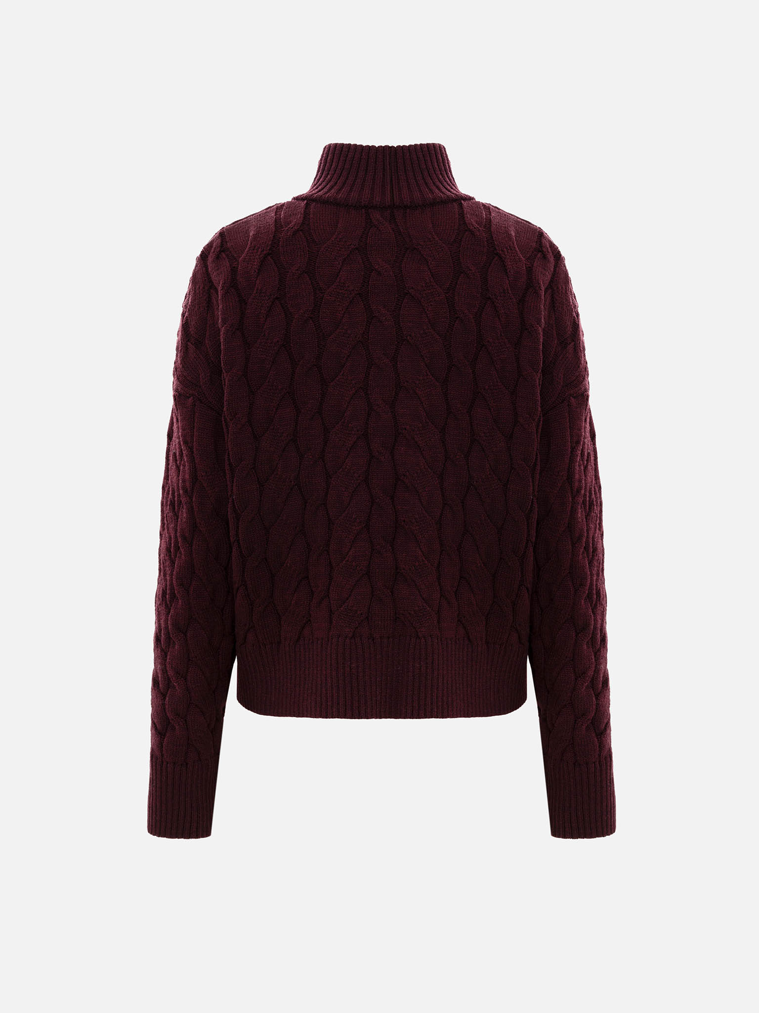 Свитер вязки косами с каплевидным вырезом