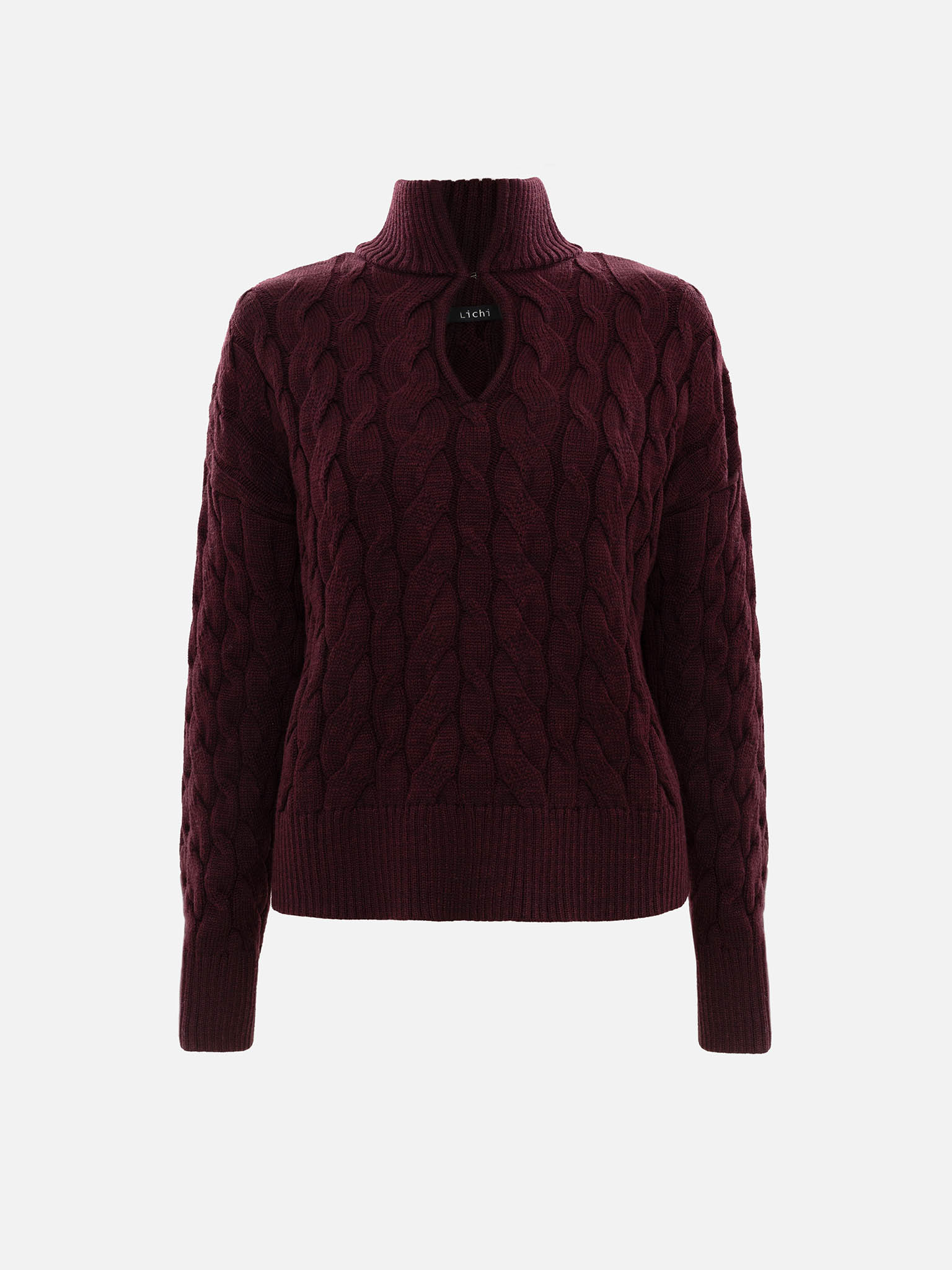 Свитер вязки косами с каплевидным вырезом