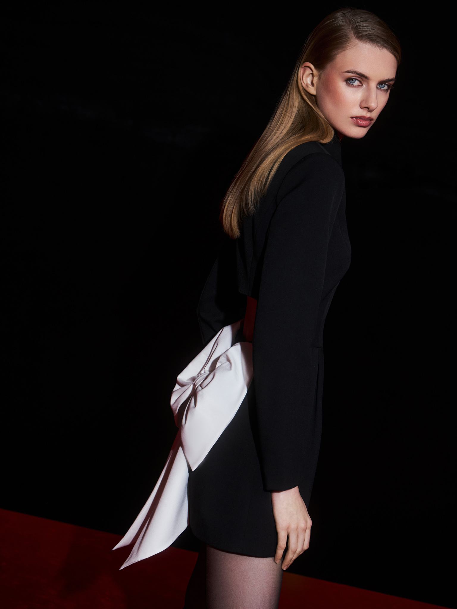 Fitted mini dress with contrasting bow at the back