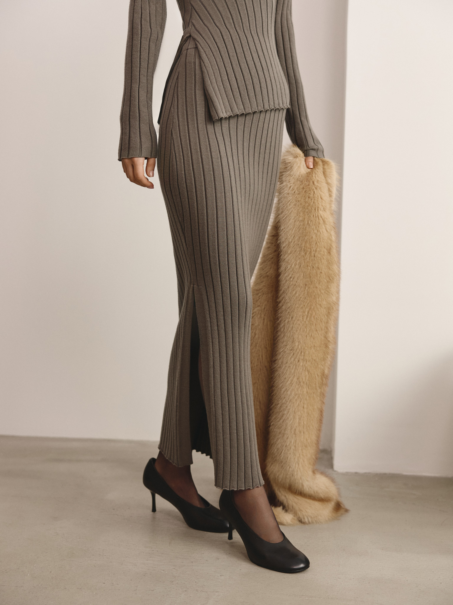 Прямая юбка макси в рубчик с разрезом сбоку