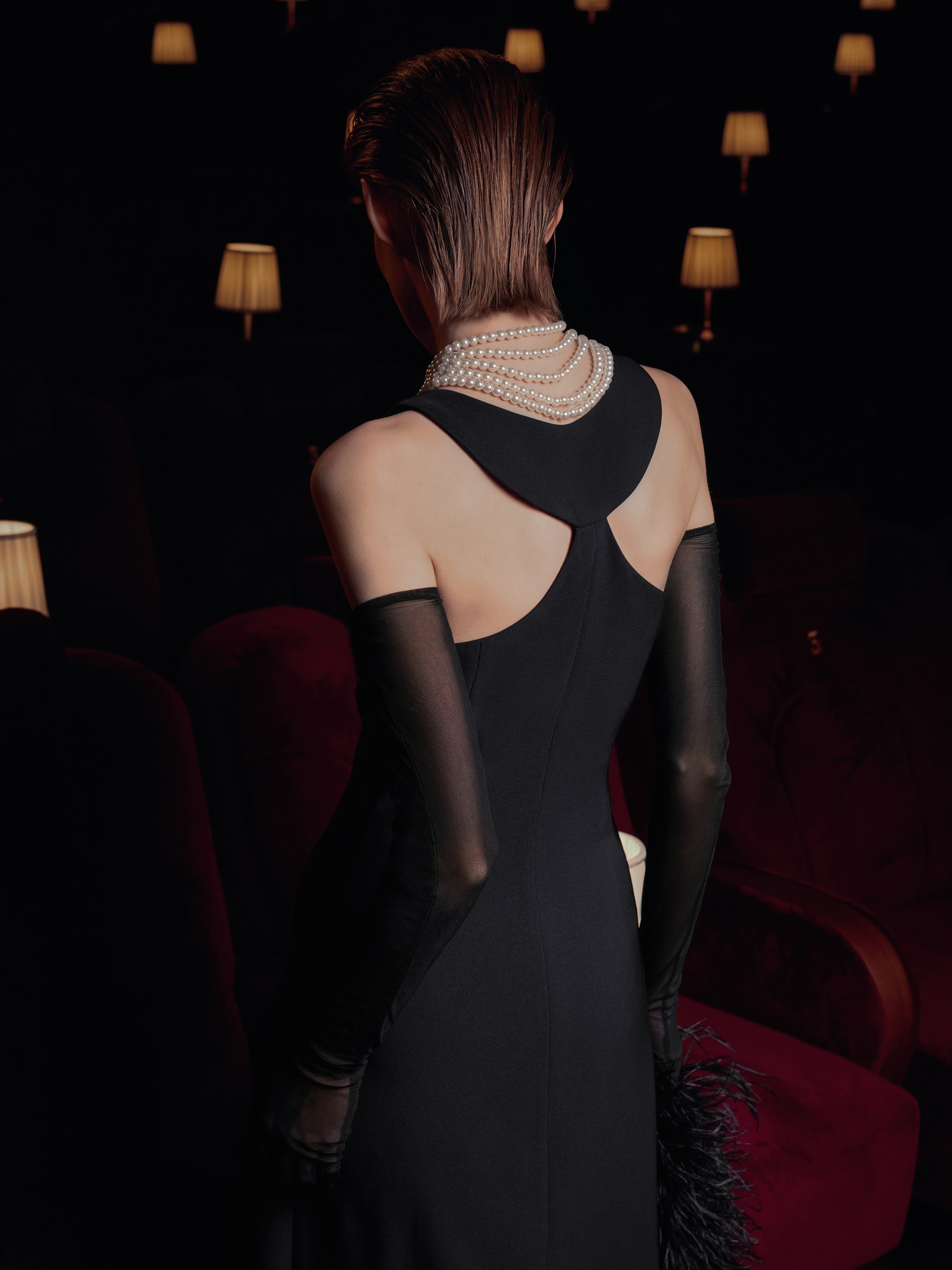 Платье макси с вырезами на спинке и жемчужным колье