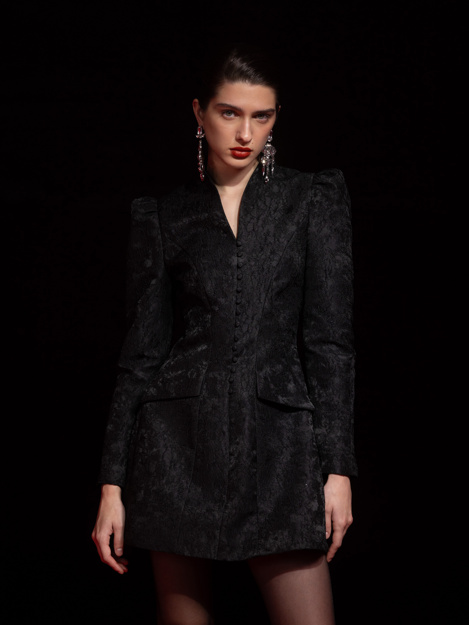 Приталенное платье мини из жаккарда с подчеркнутыми плечами