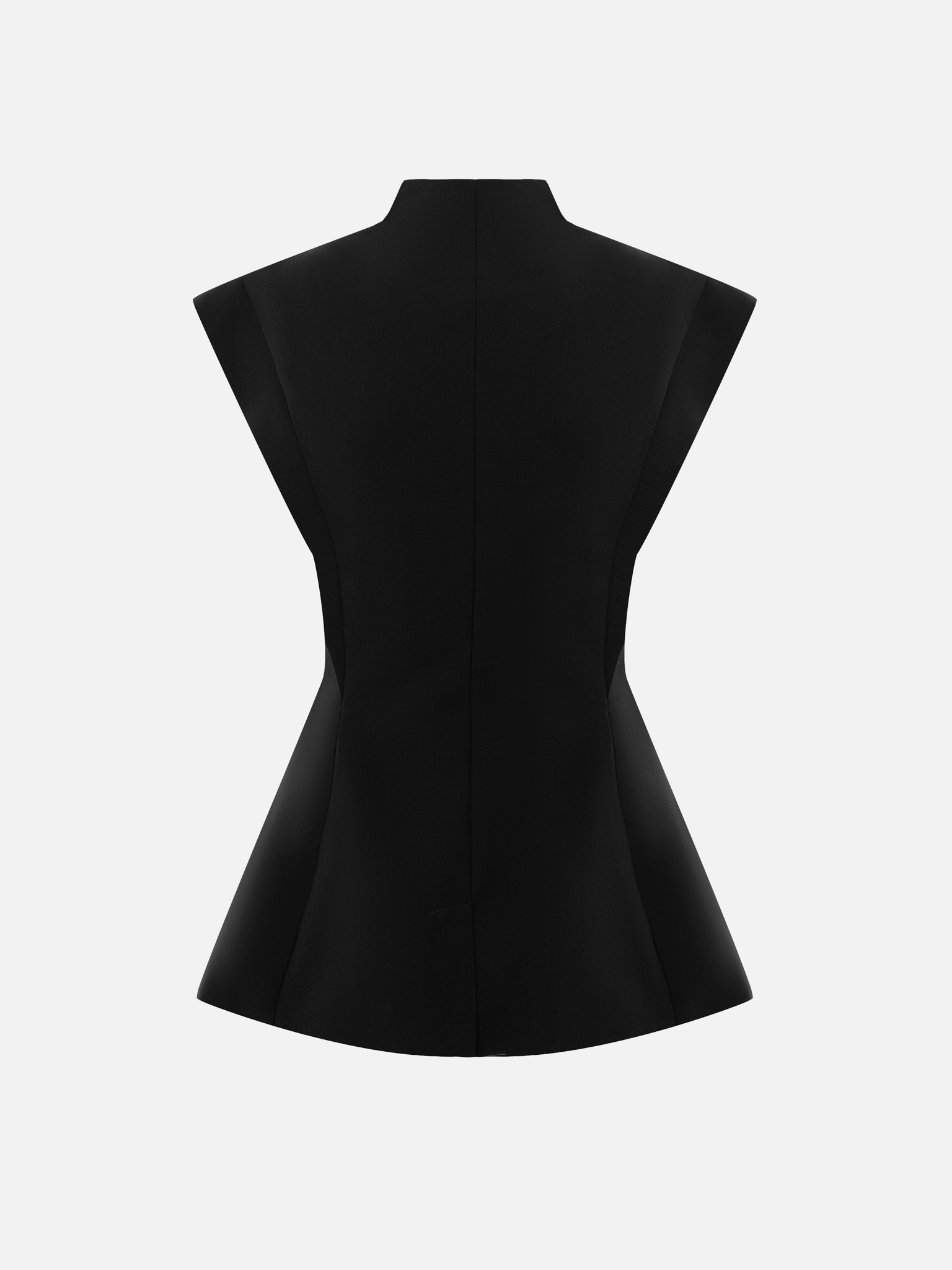 Приталенный жилет с акцентными плечами и баской