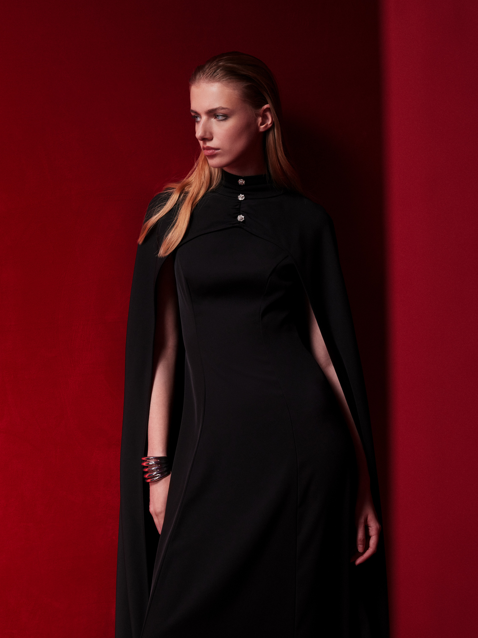 Tailliertes Maxikleid mit bodenlangem Cape