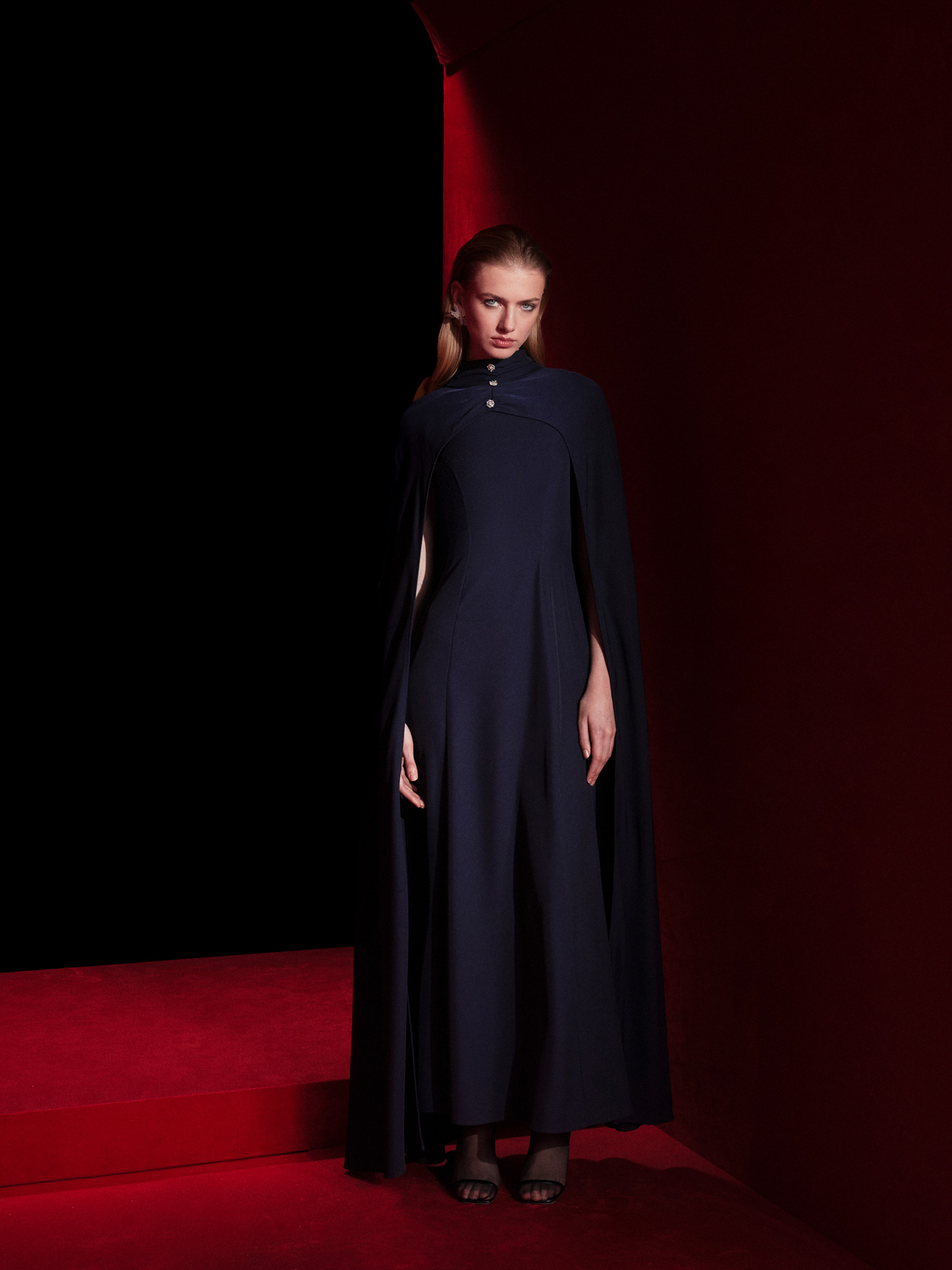 Приталенное платье макси с кейпом в пол