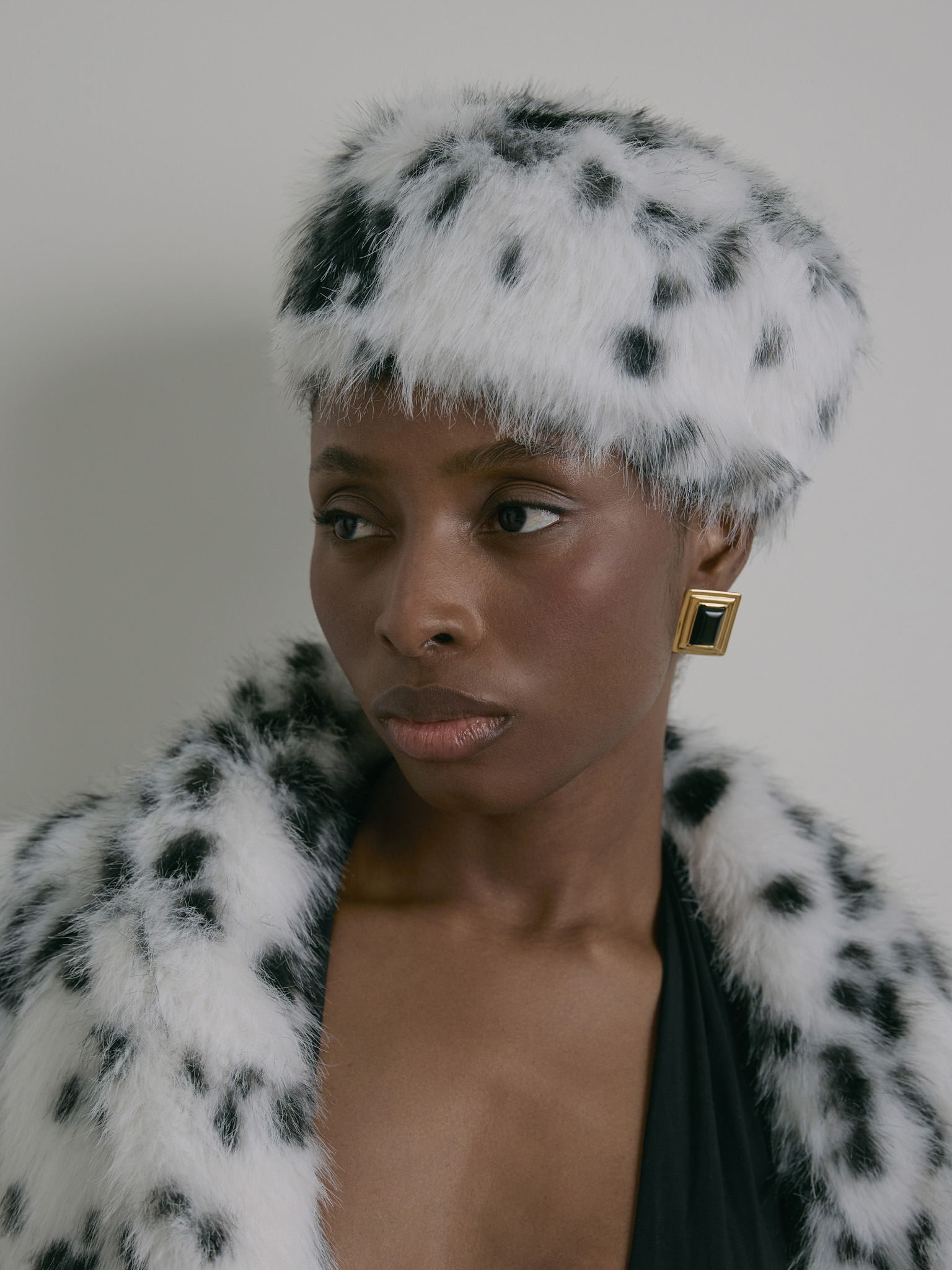 Шапка из пятнистого экомеха