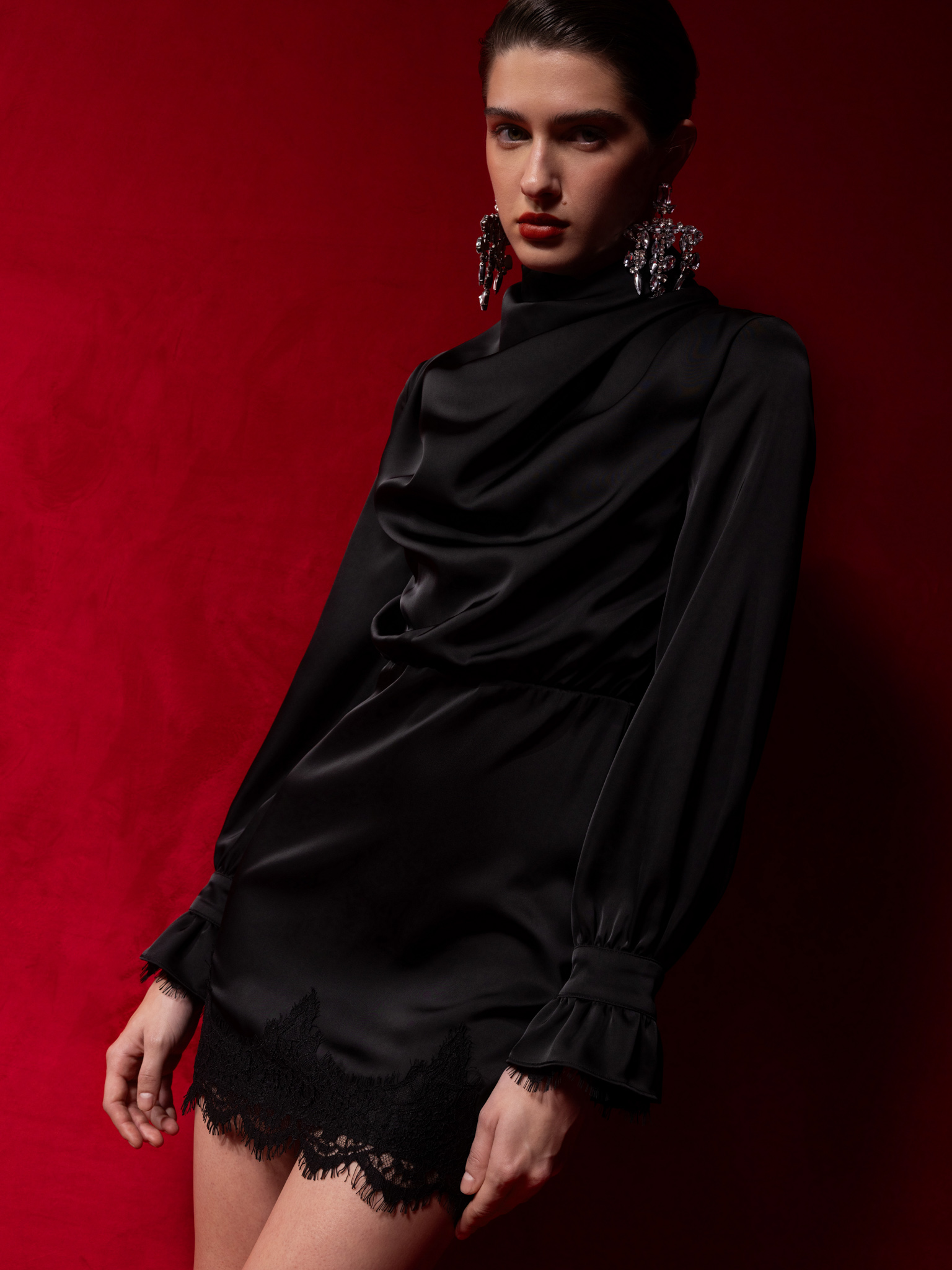 Платье мини из сатина с драпировкой на лифе и кружевом