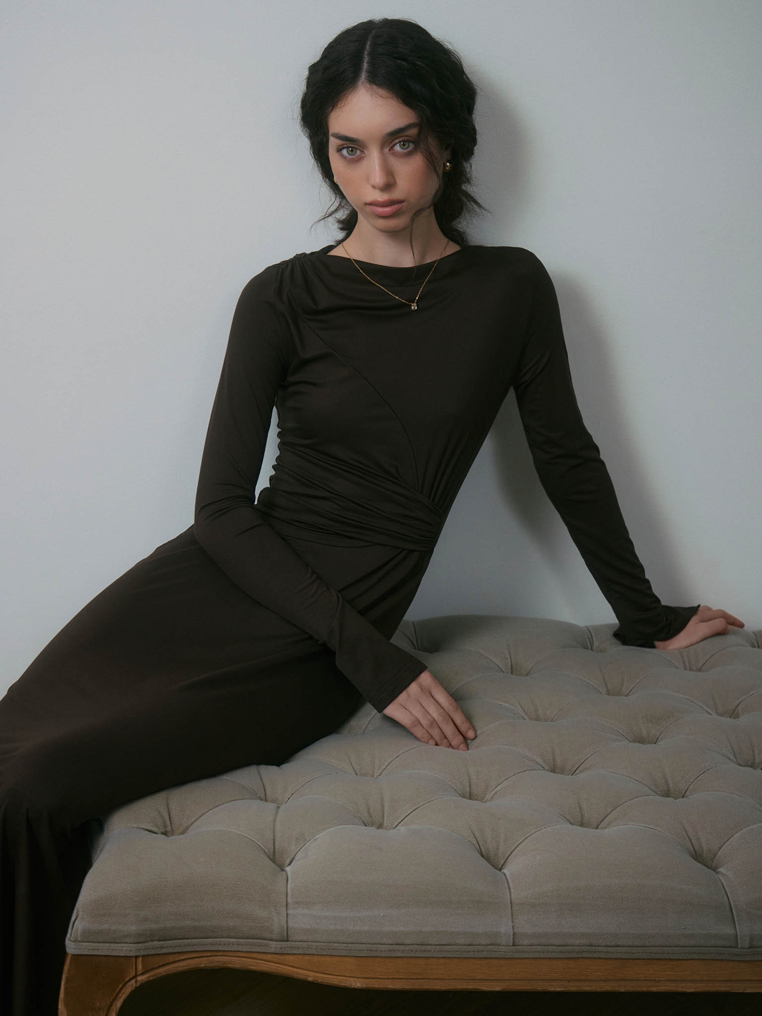 Трикотажное платье миди с драпировкой на талии