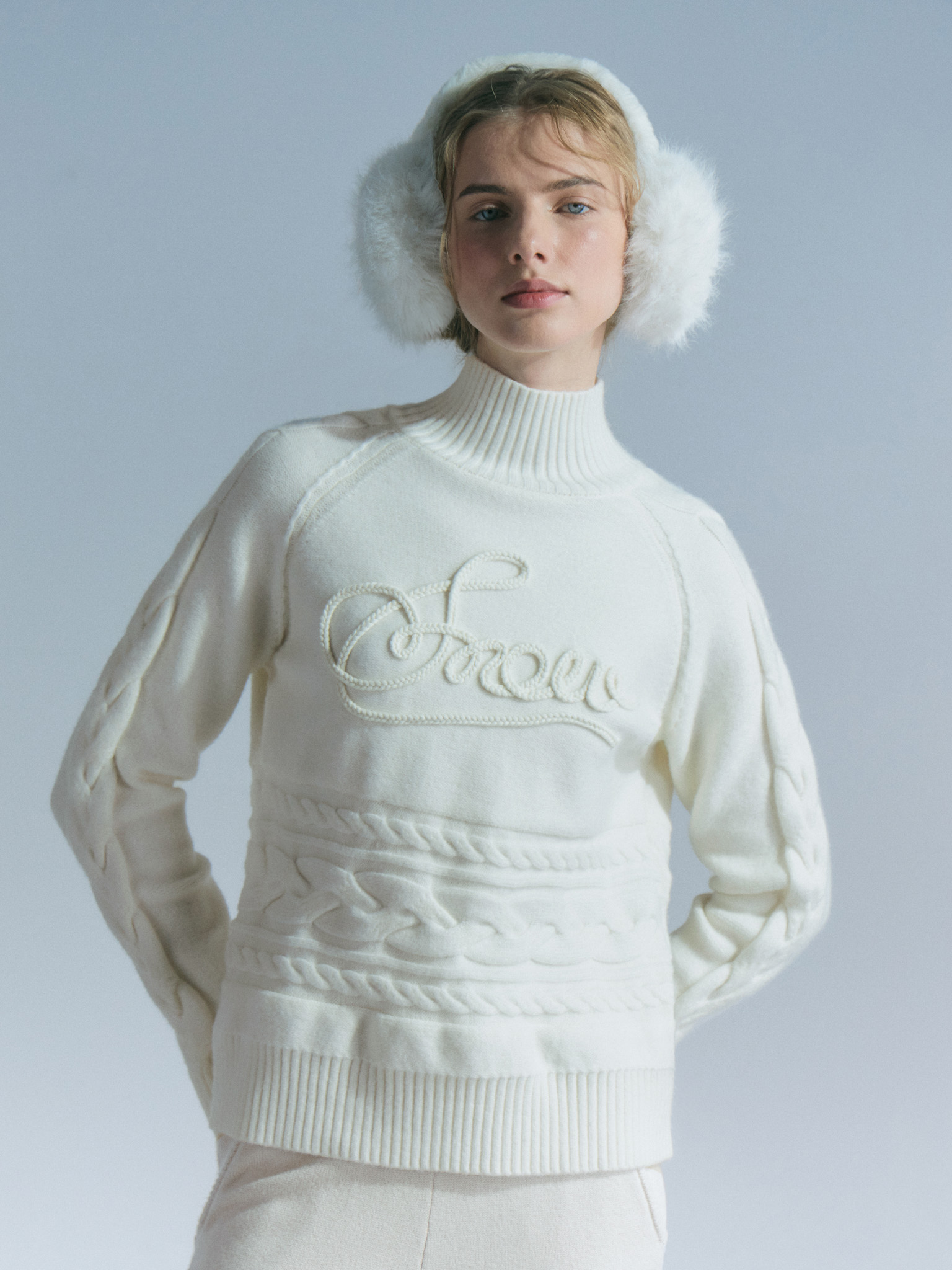 Свитер фактурной вязки с объемным декором