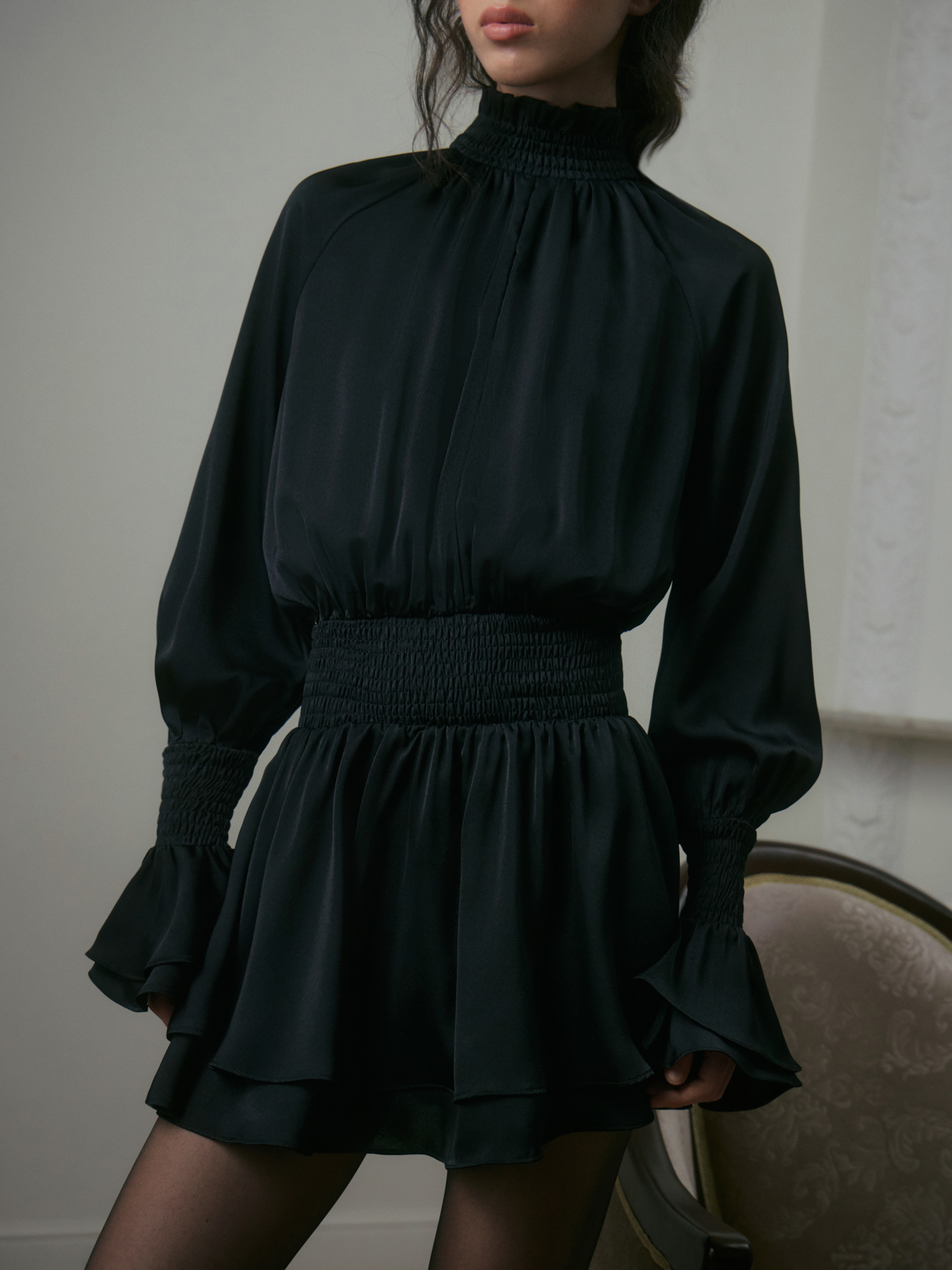 فستان قصير خفيف الوزن مزين بكسرات مطاطية