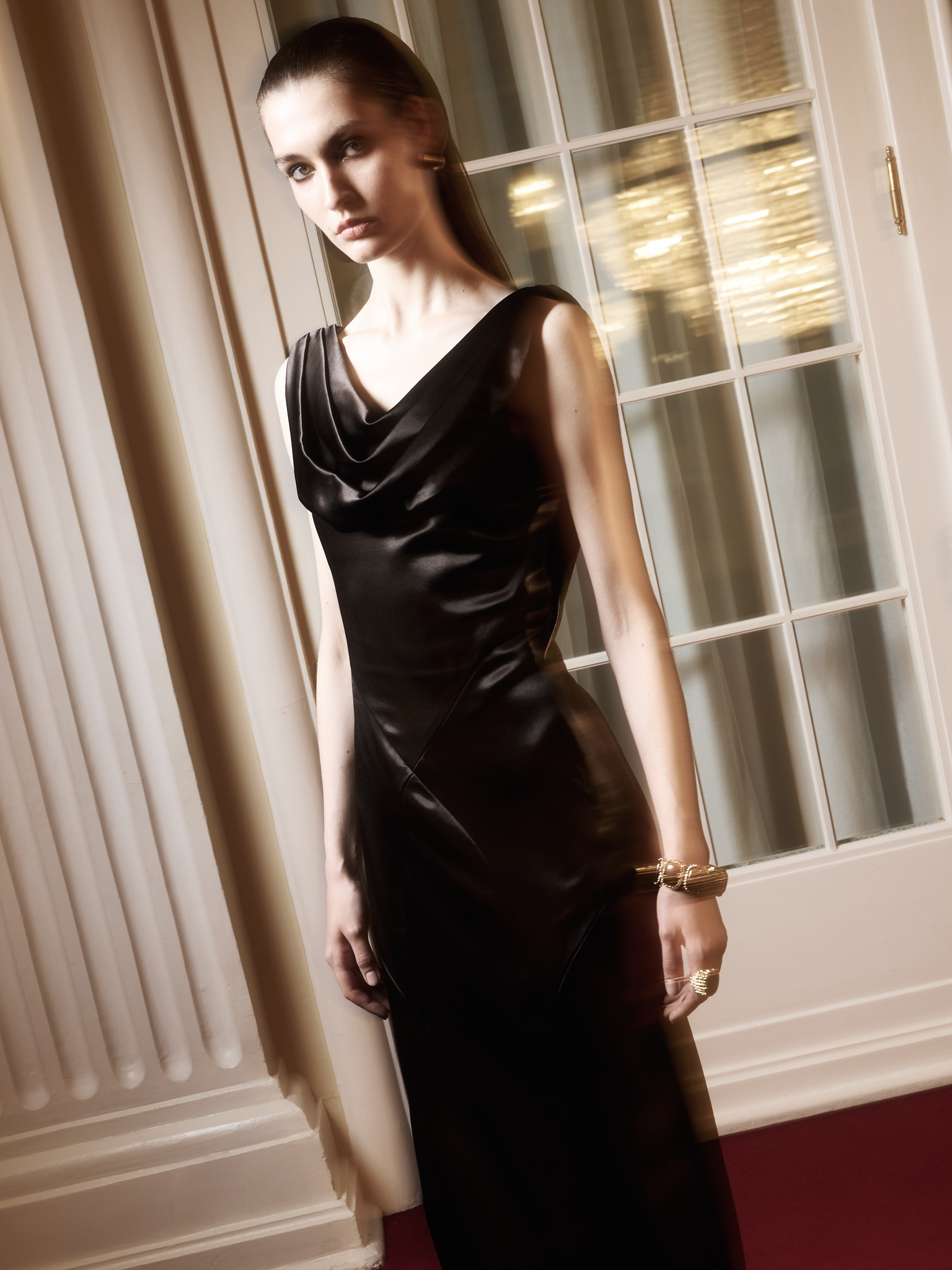 Приталенное платье макси из сатина с драпировками на лифе и спинке